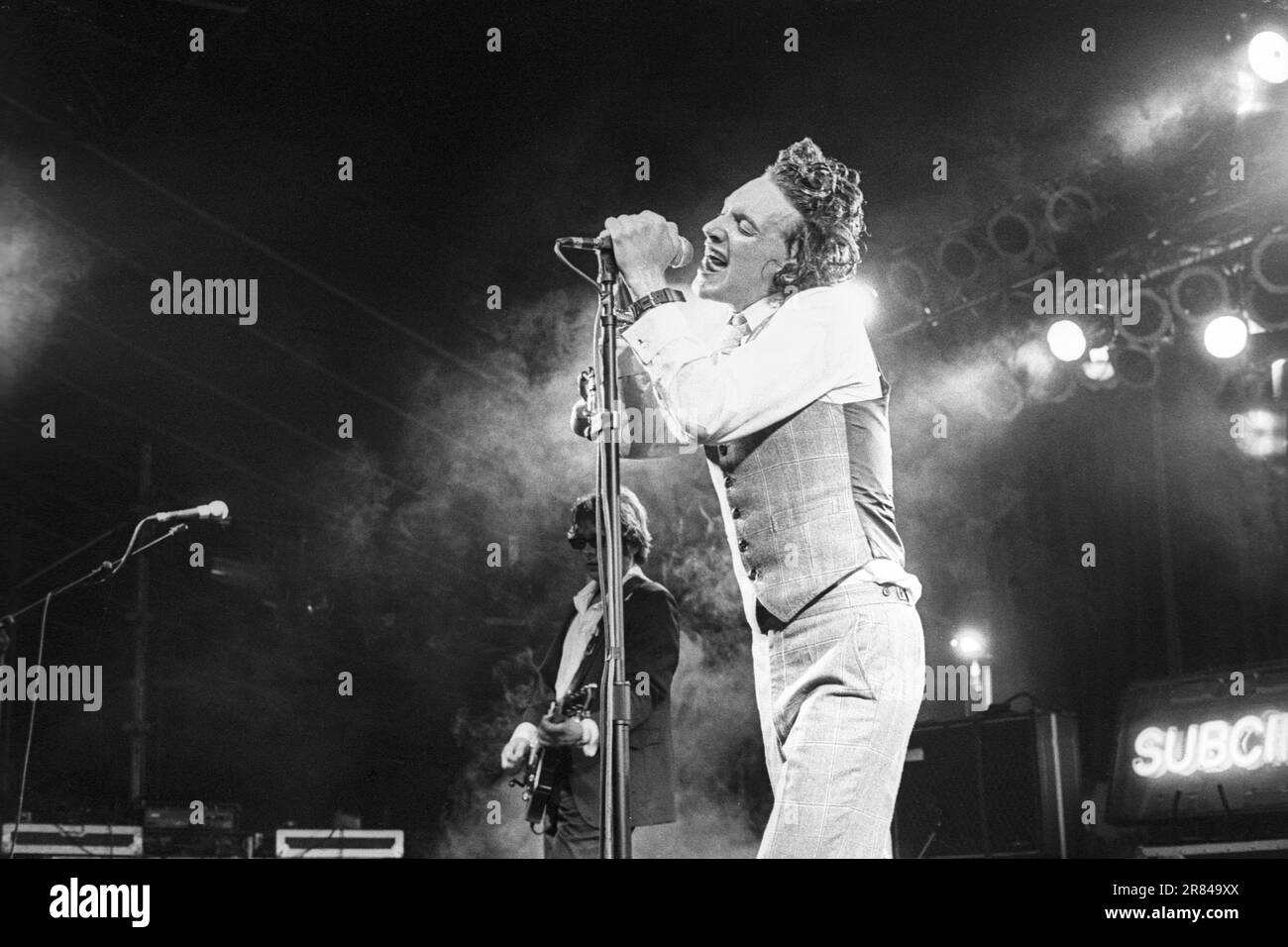 Peter Bradley dei Subcircus che suonano al Reading Festival, Reading, Regno Unito, il 22 agosto 1997. Foto: Rob Watkins. INFO: Subcircus è stato un gruppo musicale alternative rock britannico attivo alla fine degli anni '1990, noto per il loro stile teatrale e il suono influenzato dal glam. Il loro album di debutto, Carousel (1997), conteneva brani come 86'd e U Love U. si sciolsero nei primi anni '2000 Foto Stock