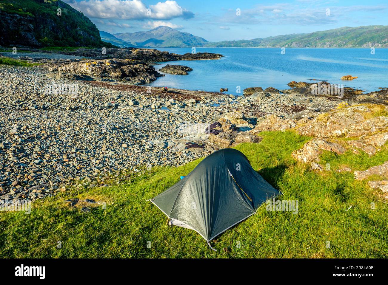 Campeggio selvaggio sulla costa di Ulva sull'isola di Mull, Scozia, Regno Unito Foto Stock