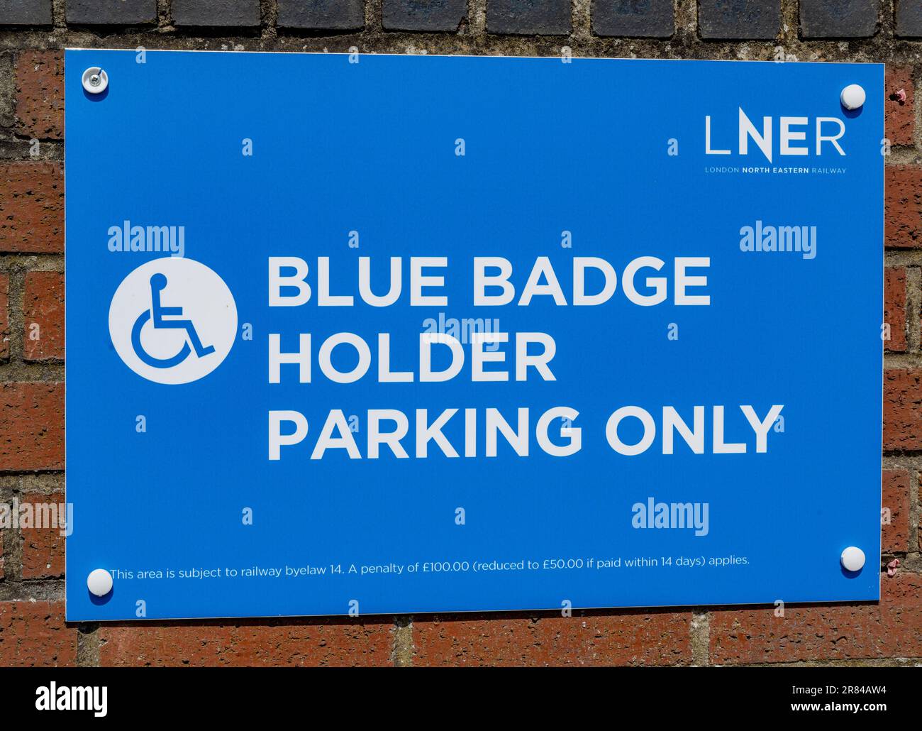 Stazione ferroviaria di Grantham - nel parcheggio è presente un cartello con la scritta Blue Badge Holder Parking only (solo parcheggio con badge blu) Foto Stock
