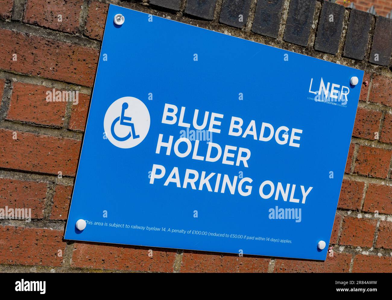 Stazione ferroviaria di Grantham - nel parcheggio è presente un cartello con la scritta Blue Badge Holder Parking only (solo parcheggio con badge blu) Foto Stock