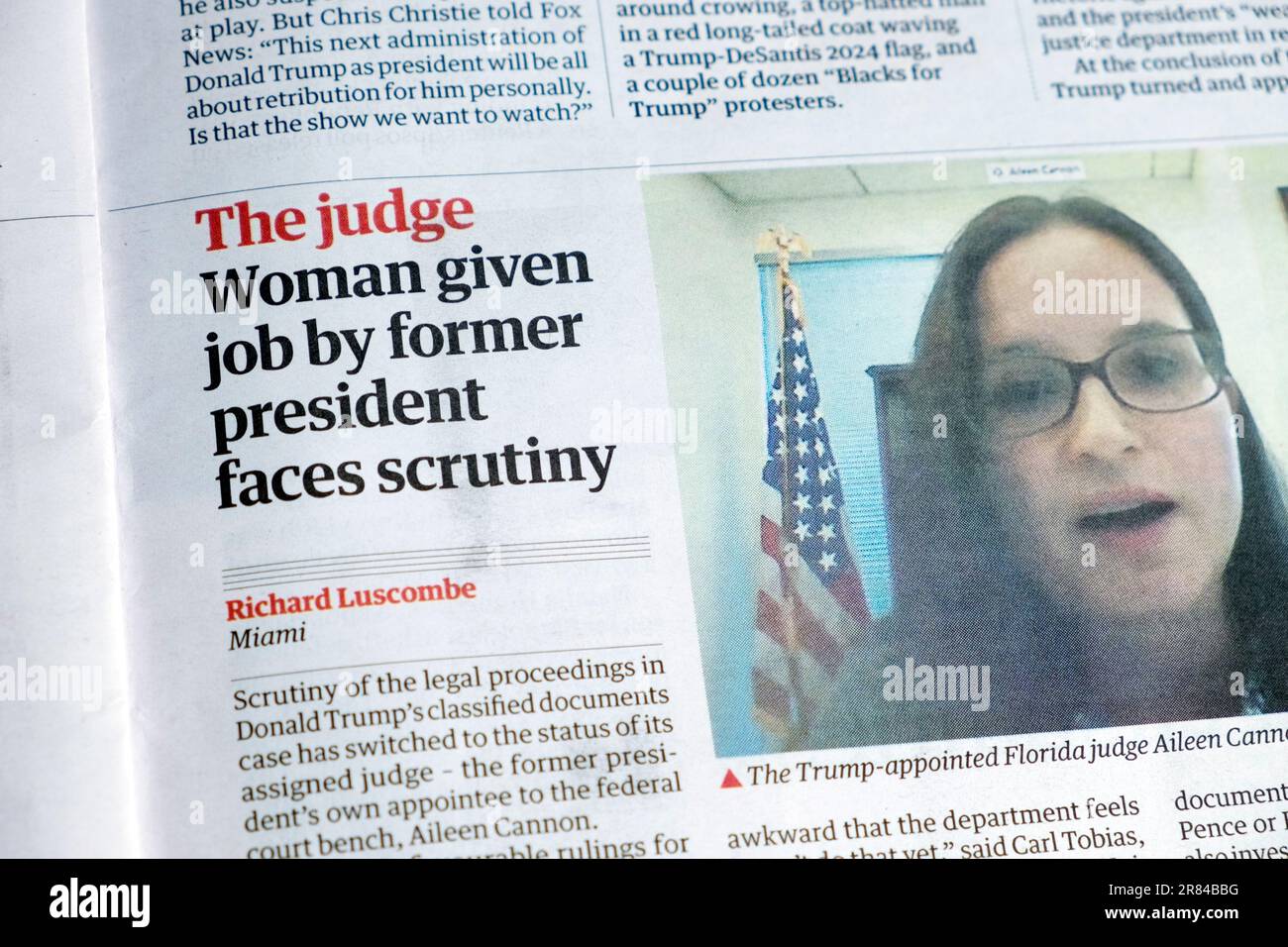 Il giudice "Donna dato lavoro da ex presidente facce scrutinio" Guardian giornale titolo Donald Trump Florida articolo di processo 15 giugno 2023 Londra UK Foto Stock