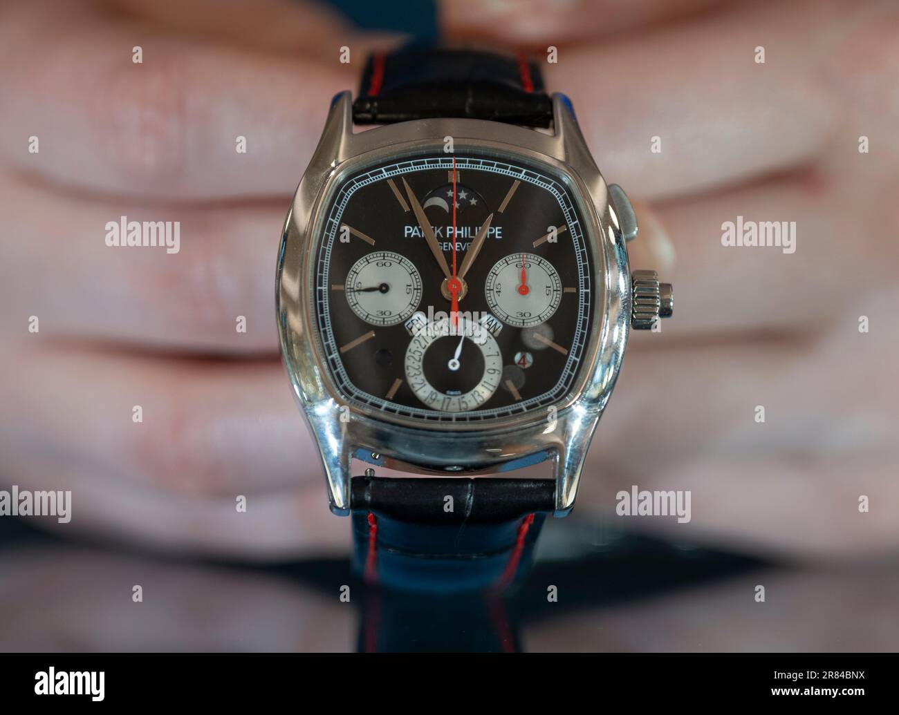 Bonhams, New Bond Street, Londra, Regno Unito. 19th giugno, 2023. La vendita degli orologi di fine livello si svolge il 21 giugno. I punti salienti includono: Patek Philippe, raro orologio da polso con cronografo a calendario perpetuo platino e fase lunare, stima di £220.000-280.000. Credit: Malcolm Park/Alamy Live News Foto Stock