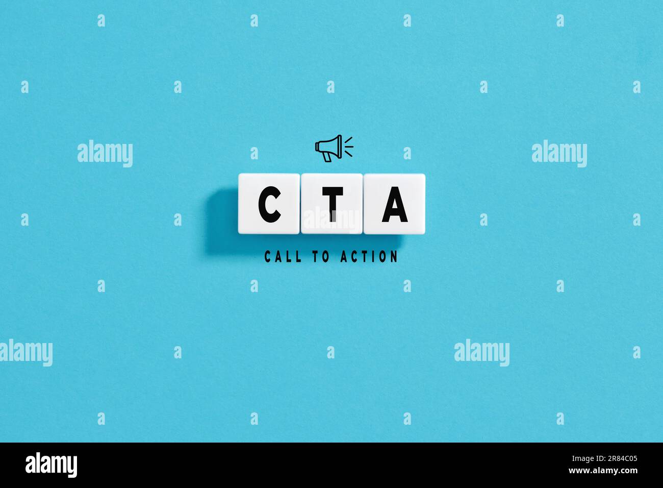 Blocchi di lettere bianche su sfondo blu con l'acronimo CTA Call to Action. Foto Stock