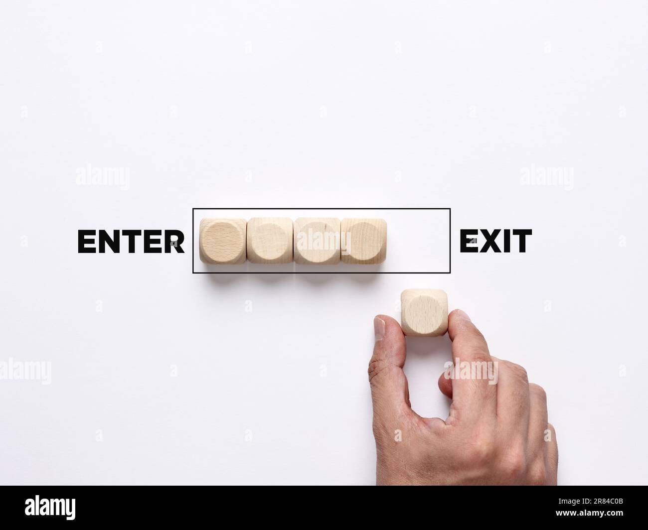 Strategia di uscita dell'azienda. Pianificazione dell'uscita. È il momento di andarsene. La mano posiziona un cubo di legno sulla barra di carico spostandosi dalla parola invio all'uscita. Foto Stock