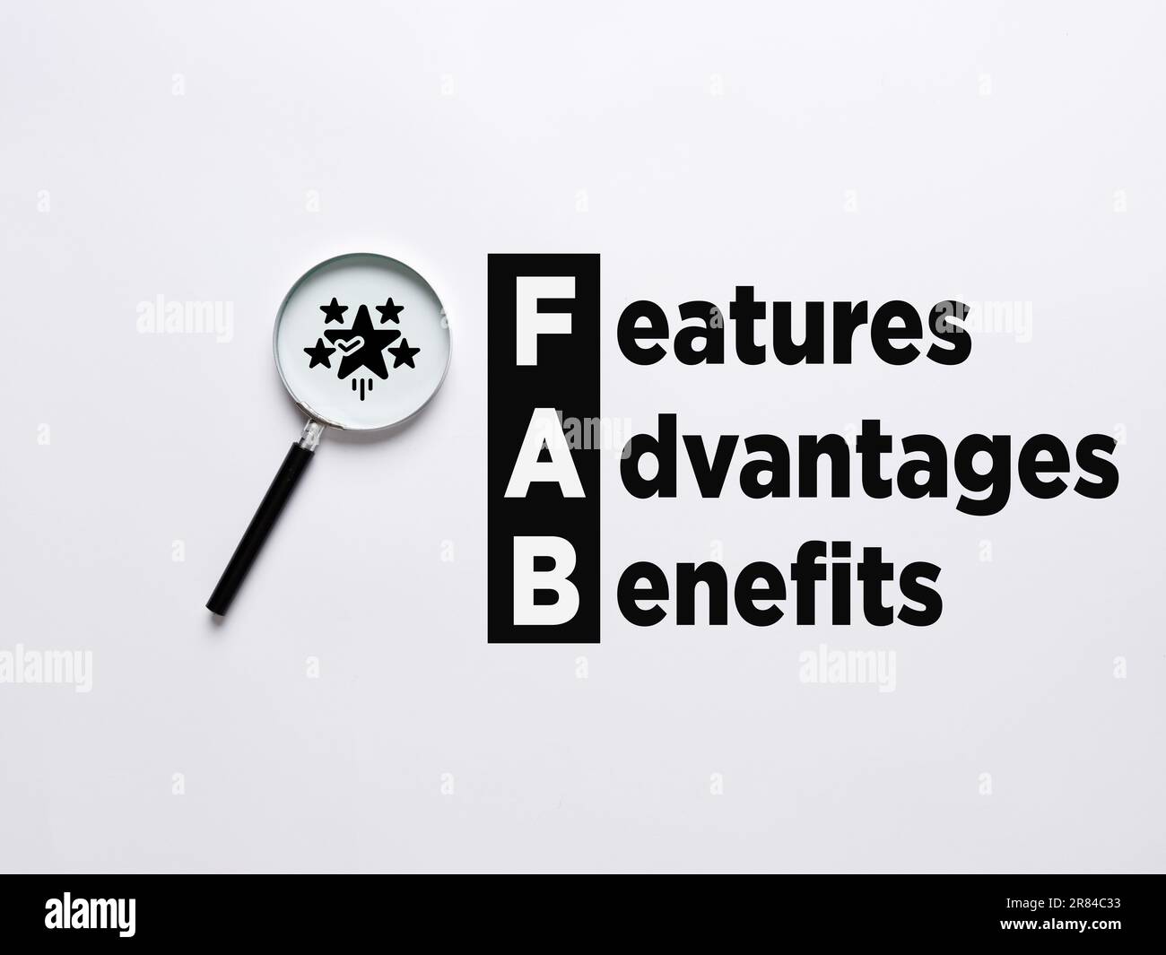 Acronimo di Business FAB - Feature Advantage Benefits. La lente di ingrandimento ingrandisce i simboli delle stelle con la parola FAB caratteristiche vantaggi vantaggi vantaggi. Foto Stock