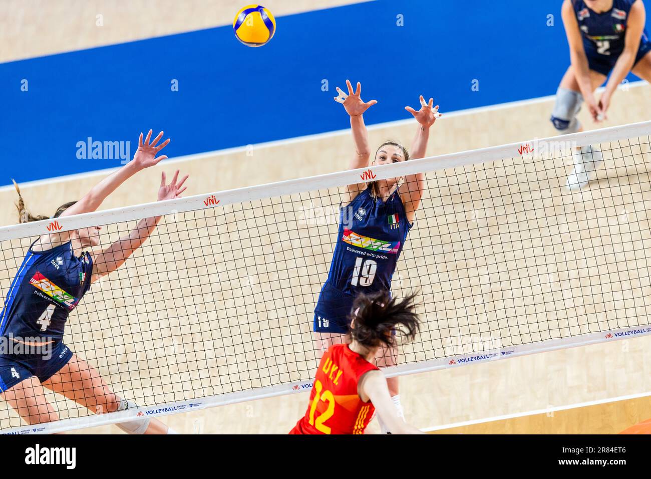 Hong Kong, Cina. 18th giugno, 2023. Francesca Bosio (#4) e Federica  Squarcini (#19) in Italia visti in azione durante la partita preliminare  della FIVB Volleyball Nations League Hong Kong 2023 tra Italia