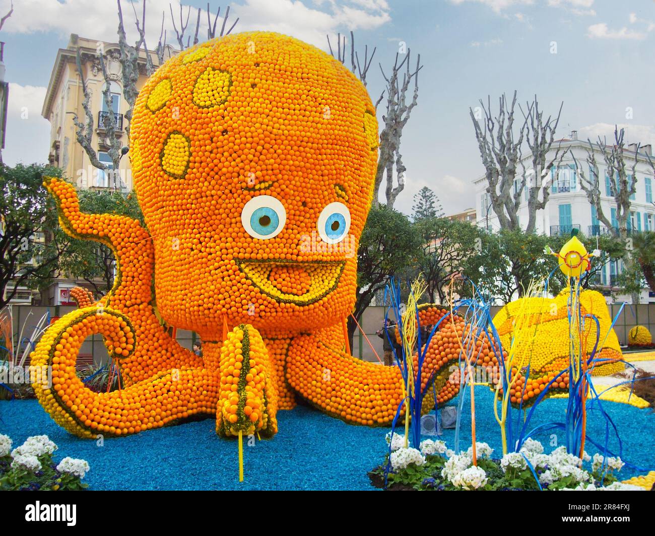 Grande figura di arte polpo fatta di limoni e arance in festa Foto Stock