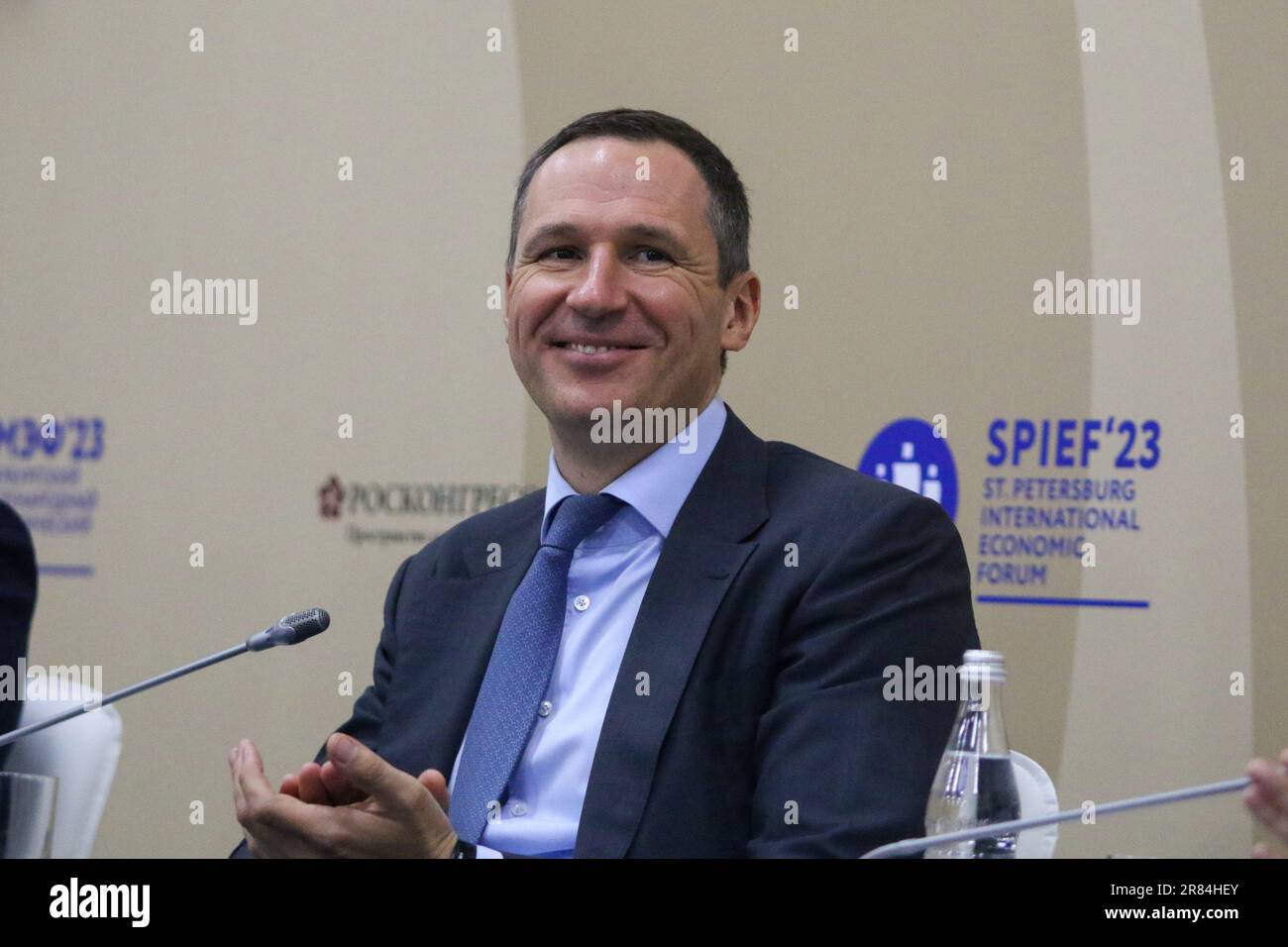 Denis Butsayev, Direttore Generale, operatore ambientale russo Public Law Company, partecipa a una sessione sulla strada del riciclaggio: Dai rifiuti alle risorse nel quadro della St Petersburg International Economic Forum 2023 (SPIEF 2023). Foto Stock