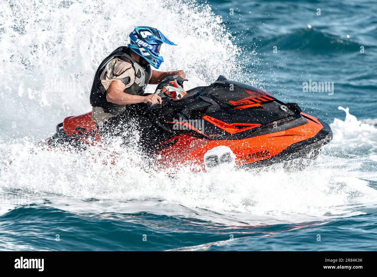 Limassol, Cipro - 26 novembre 2022: Moto d'acqua pilota durante le gare Foto Stock