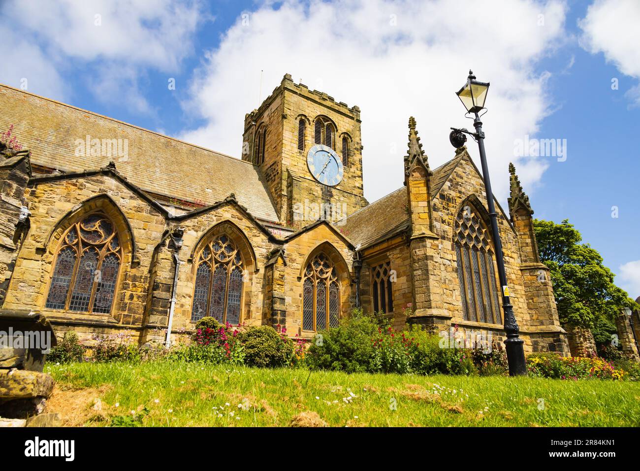 St Marys con la chiesa parrocchiale dei Santi Apostoli, Scarborough, North Yorkshire, Inghilterra Foto Stock