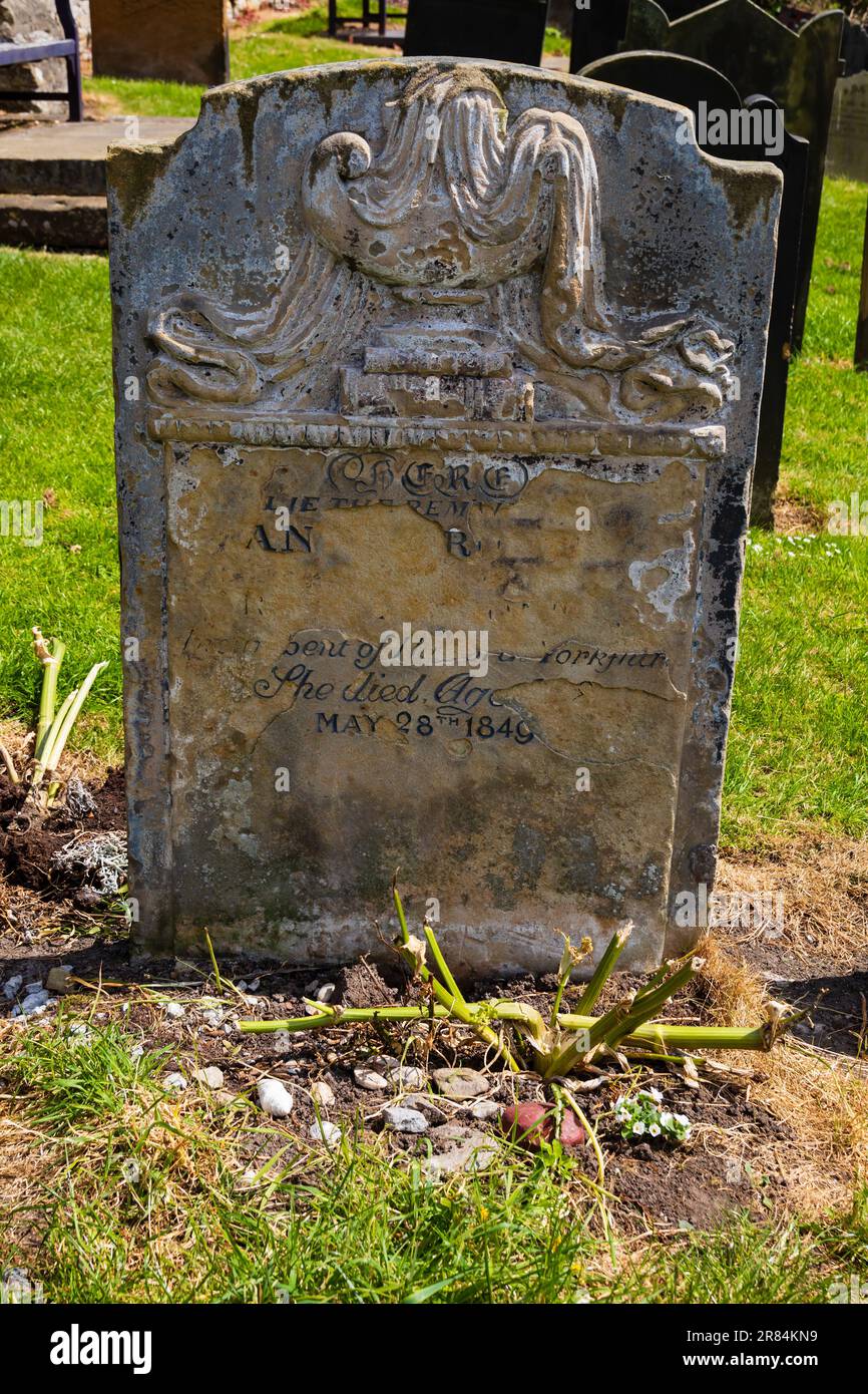 La tomba di Anne Bronte nel cimitero di St. Marys con la chiesa parrocchiale dei Santi Apostoli, Scarborough, North Yorkshire, Inghilterra Foto Stock