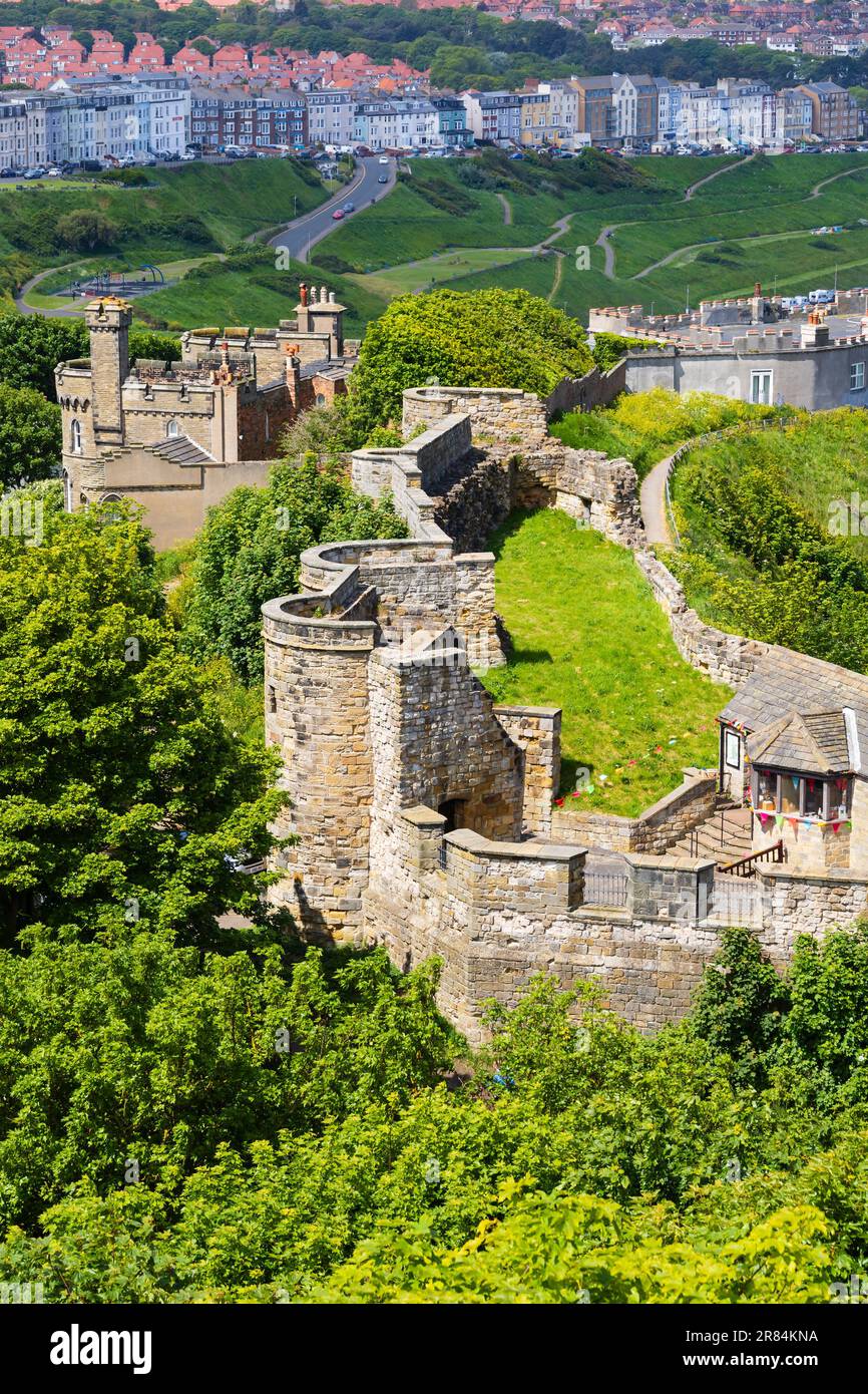 Difesa dalle mura esterne, il castello medievale, Scarborough, North Yorkshire, Inghilterra Foto Stock