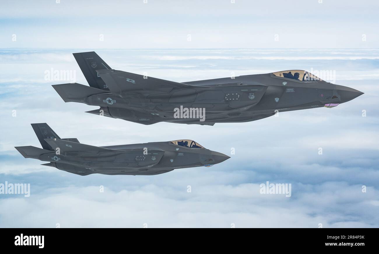 United States Air Force F-35A Lightning II Jets rifornimento da un Boeing KC-135R Stratotanker sul Mare del Nord, Regno Unito, giovedì 6th aprile 2023. Foto Stock