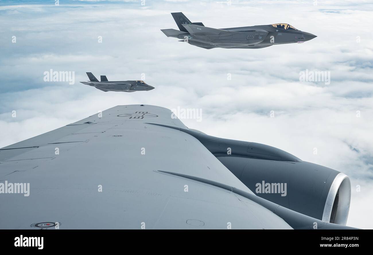 United States Air Force F-35A Lightning II Jets rifornimento da un Boeing KC-135R Stratotanker sul Mare del Nord, Regno Unito, giovedì 6th aprile 2023. Foto Stock