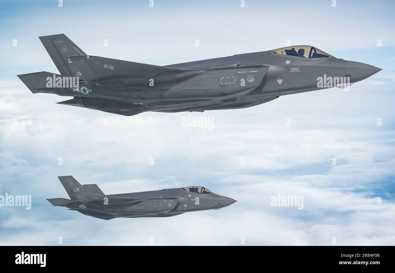 United States Air Force F-35A Lightning II Jets rifornimento da un Boeing KC-135R Stratotanker sul Mare del Nord, Regno Unito, giovedì 6th aprile 2023. Foto Stock