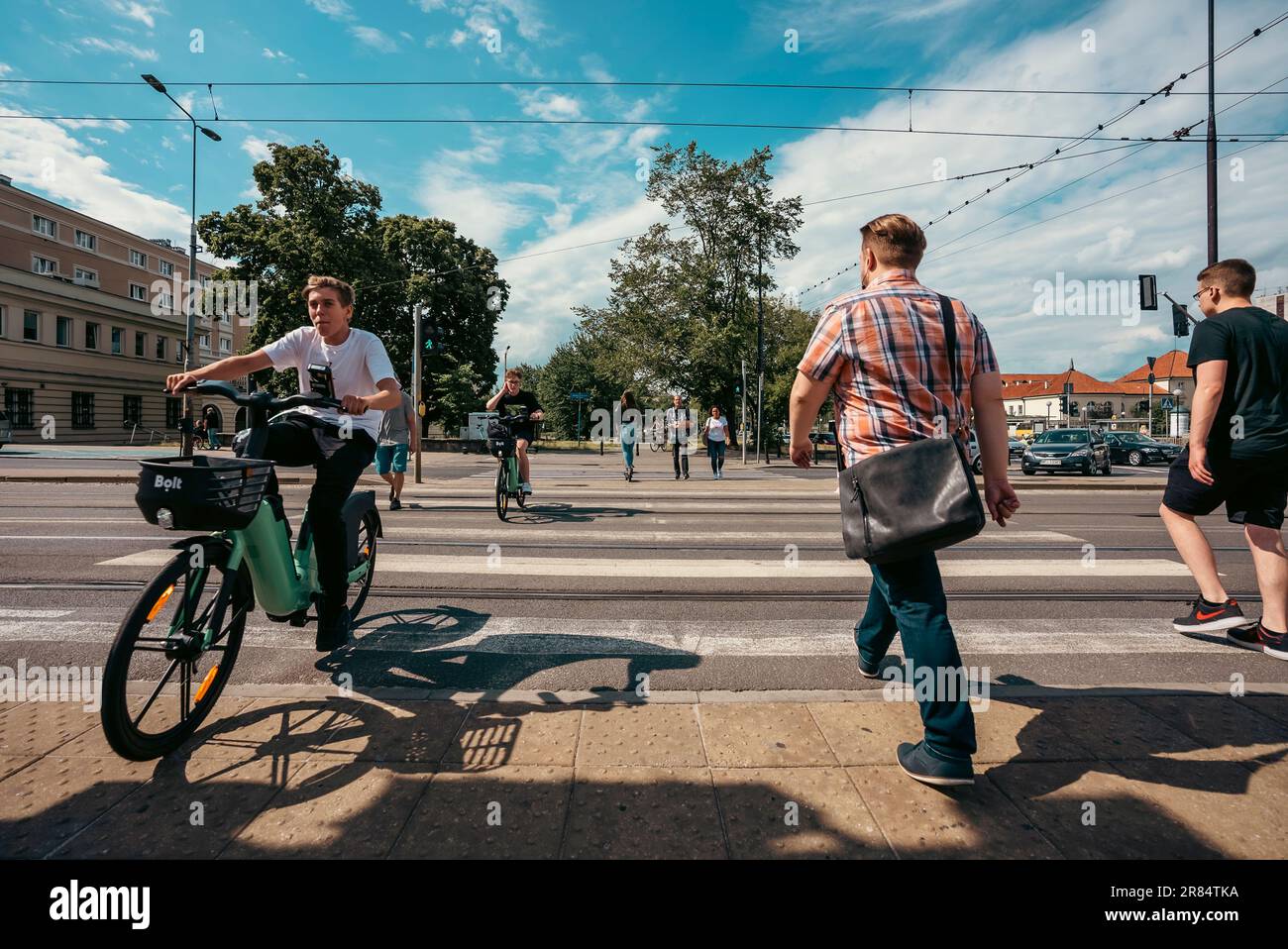 Varsavia, Polonia - 5 luglio 2022: Persone che camminano e vanno in bicicletta a Varsavia, la capitale della Polonia Foto Stock