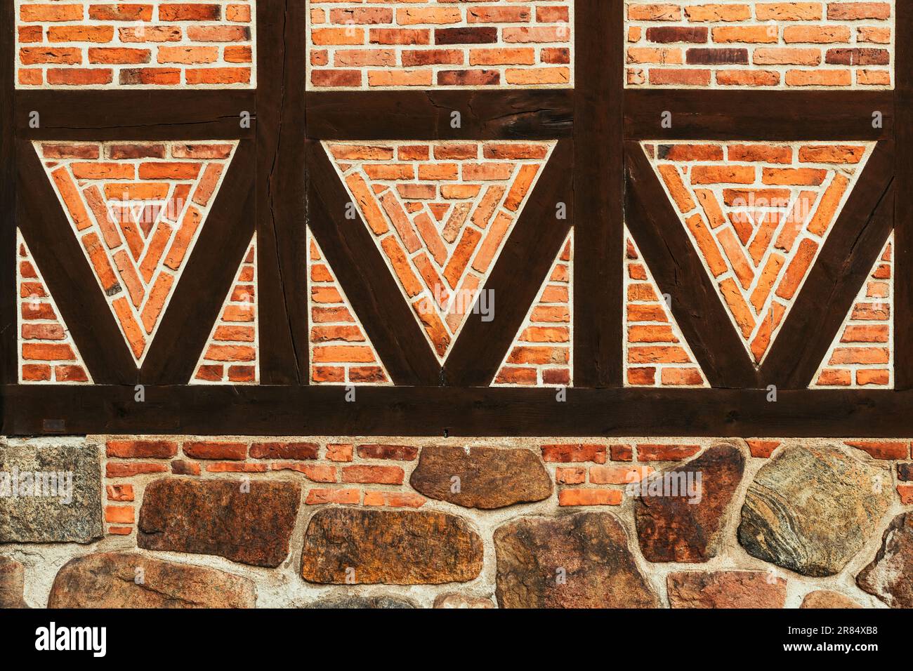 Muro di vecchia casa a graticcio, modello di muro in mattoni con struttura in legno travetto. Particolare dalla città di Halmstad in Svezia. Architettura di stile Scandinavo Foto Stock