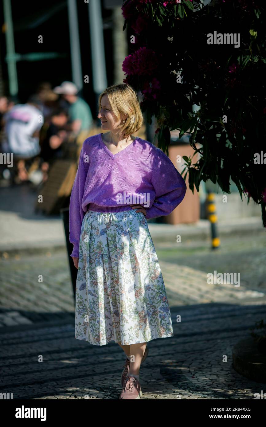 Una donna in una passeggiata per le strade di Porto, Portogallo. Foto Stock