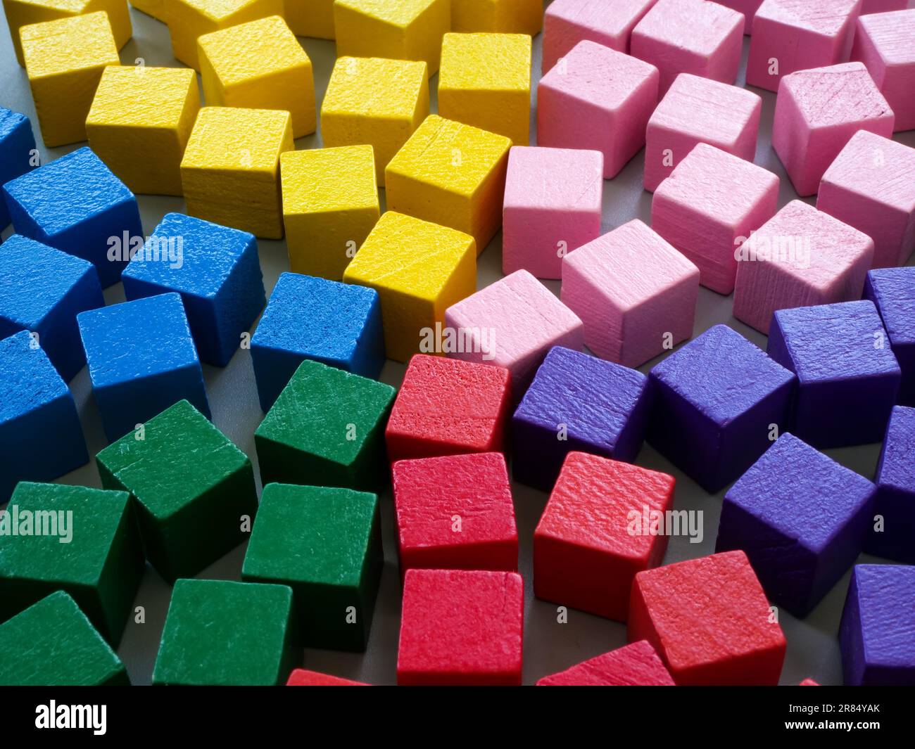 Segmenti di cubi colorati come simbolo di unità ed uguaglianza. Foto Stock