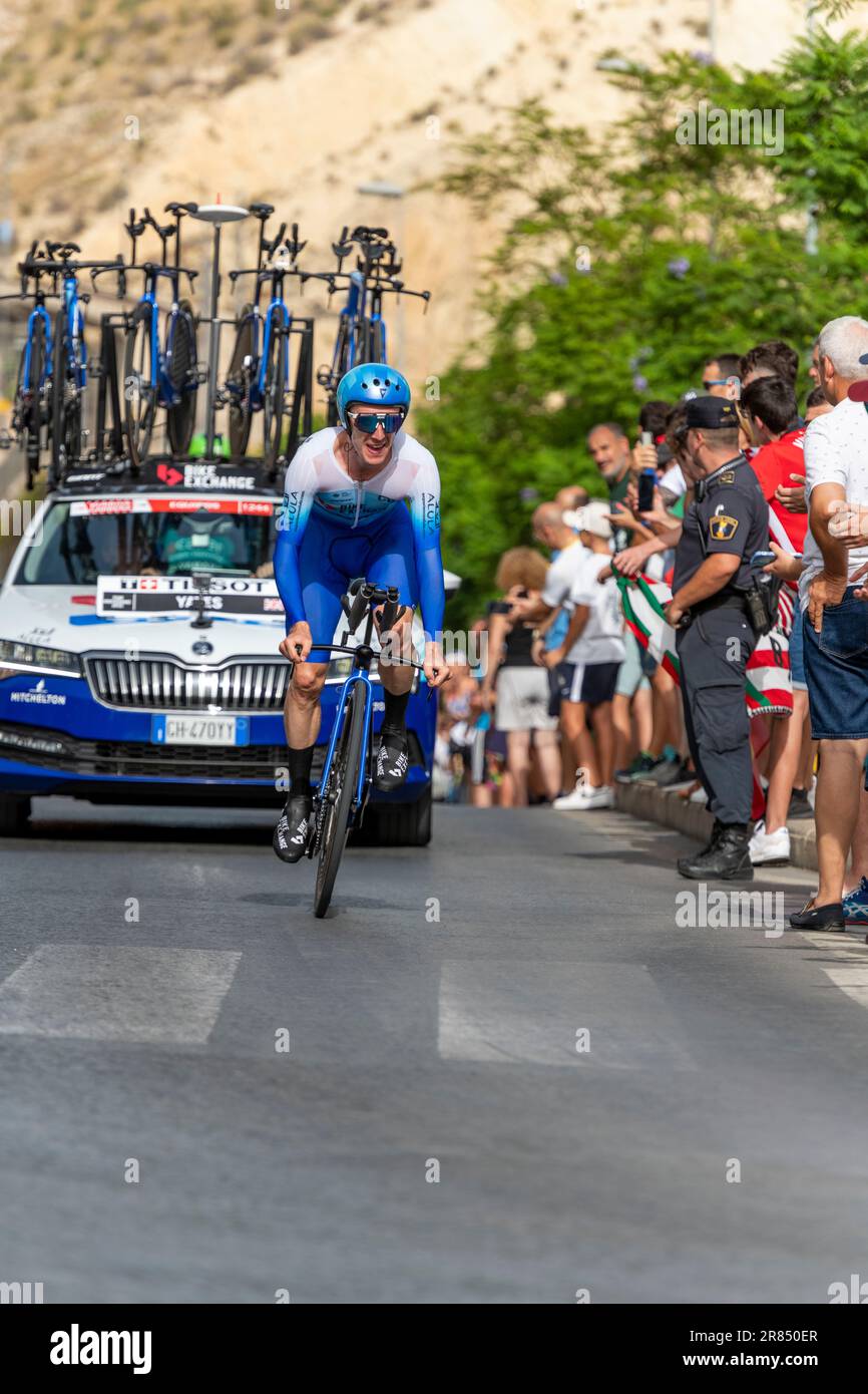 Alicante, Spagna - 08,30,2022 - Simon Yates of Bike Exchange team sprints durante il 77th Tour della Spagna 2022, fase 10 un singolo cronometro 30,9km s Foto Stock