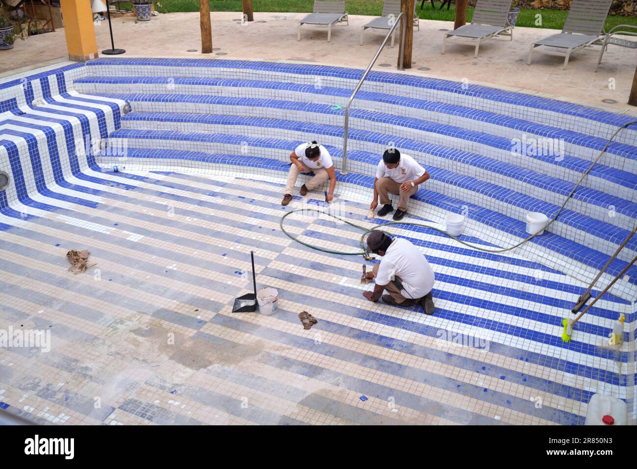 Lavoratori che riparano la piscina al Museo Casa de Los Venados Valladolid Messico Foto Stock