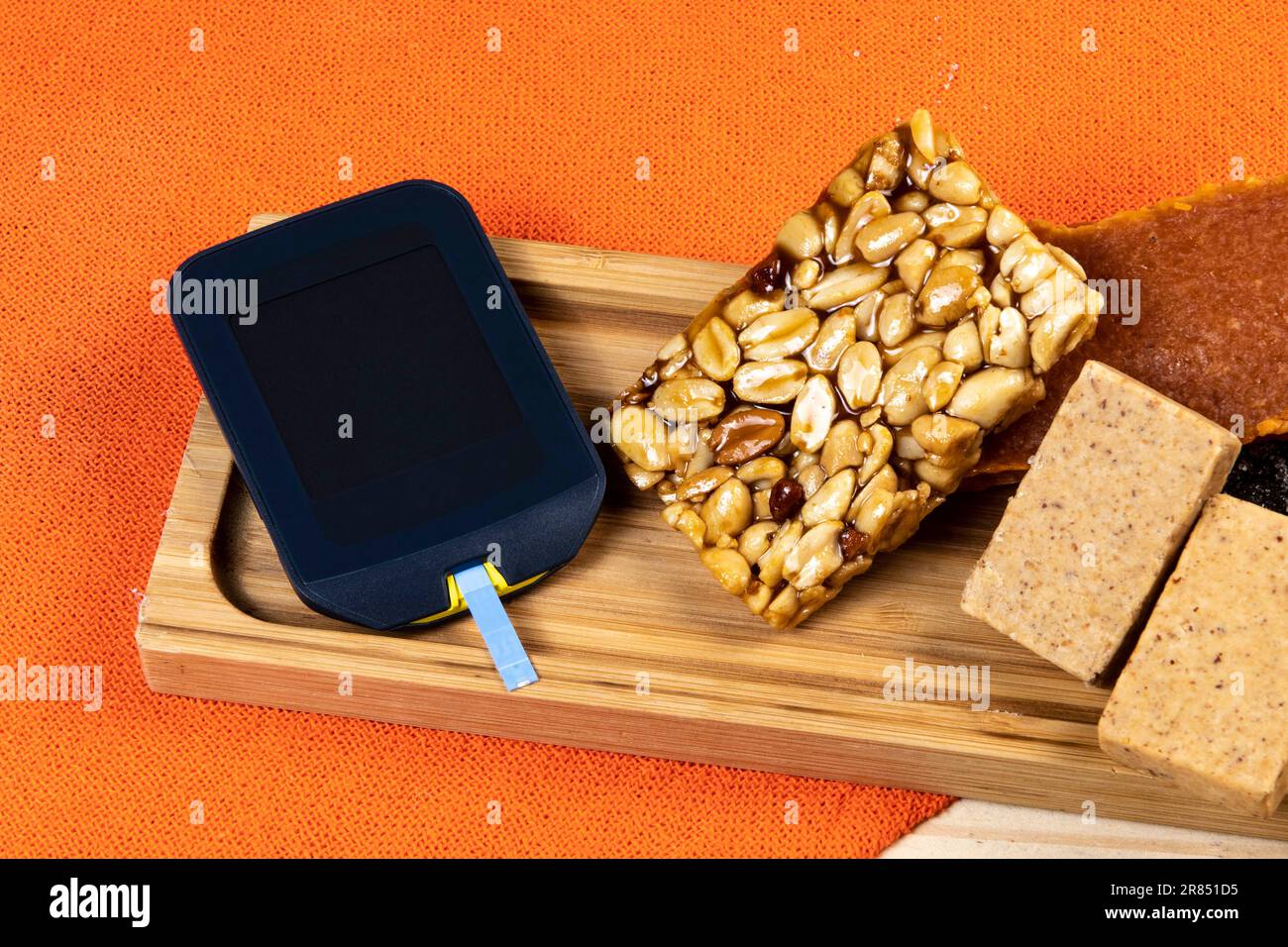 Controllo del diabete nelle feste di giugno con cibi ad alto contenuto calorico e zuccherato Foto Stock