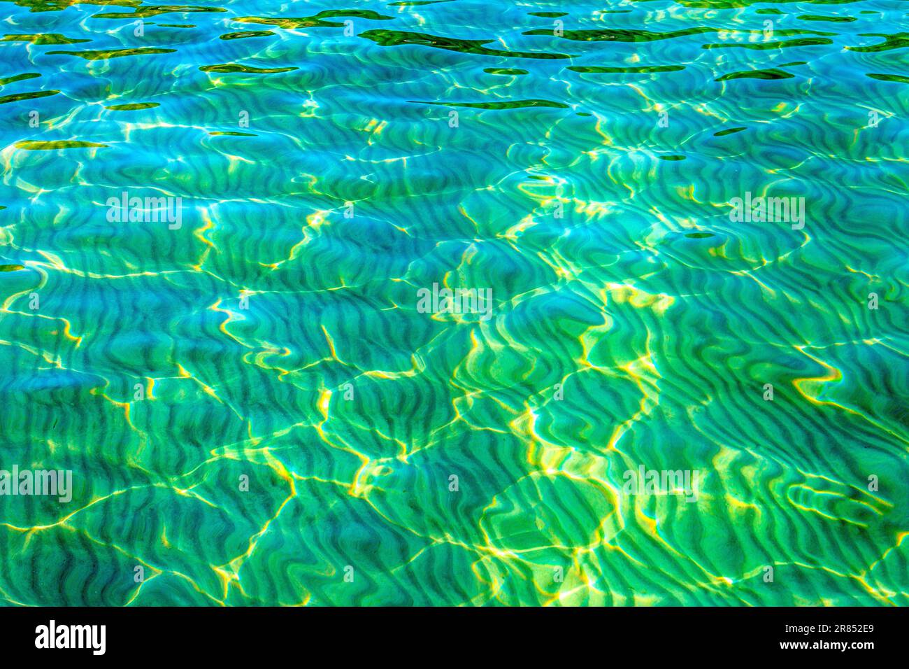 Acqua cristallina su una spiaggia delle Ebridi, Isola di Mull, Scozia, Regno Unito Foto Stock