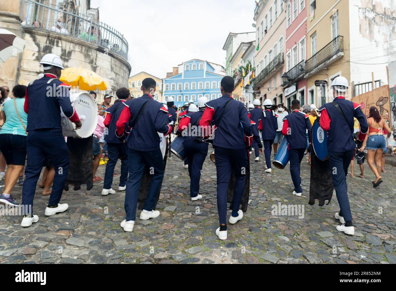 Salvador, Bahia, Brasile - 02 luglio 2022: Gli studenti delle scuole pubbliche sono visti sfilare durante i festeggiamenti di indipendenza Bahia, a Pelourinho, Salvador. Foto Stock