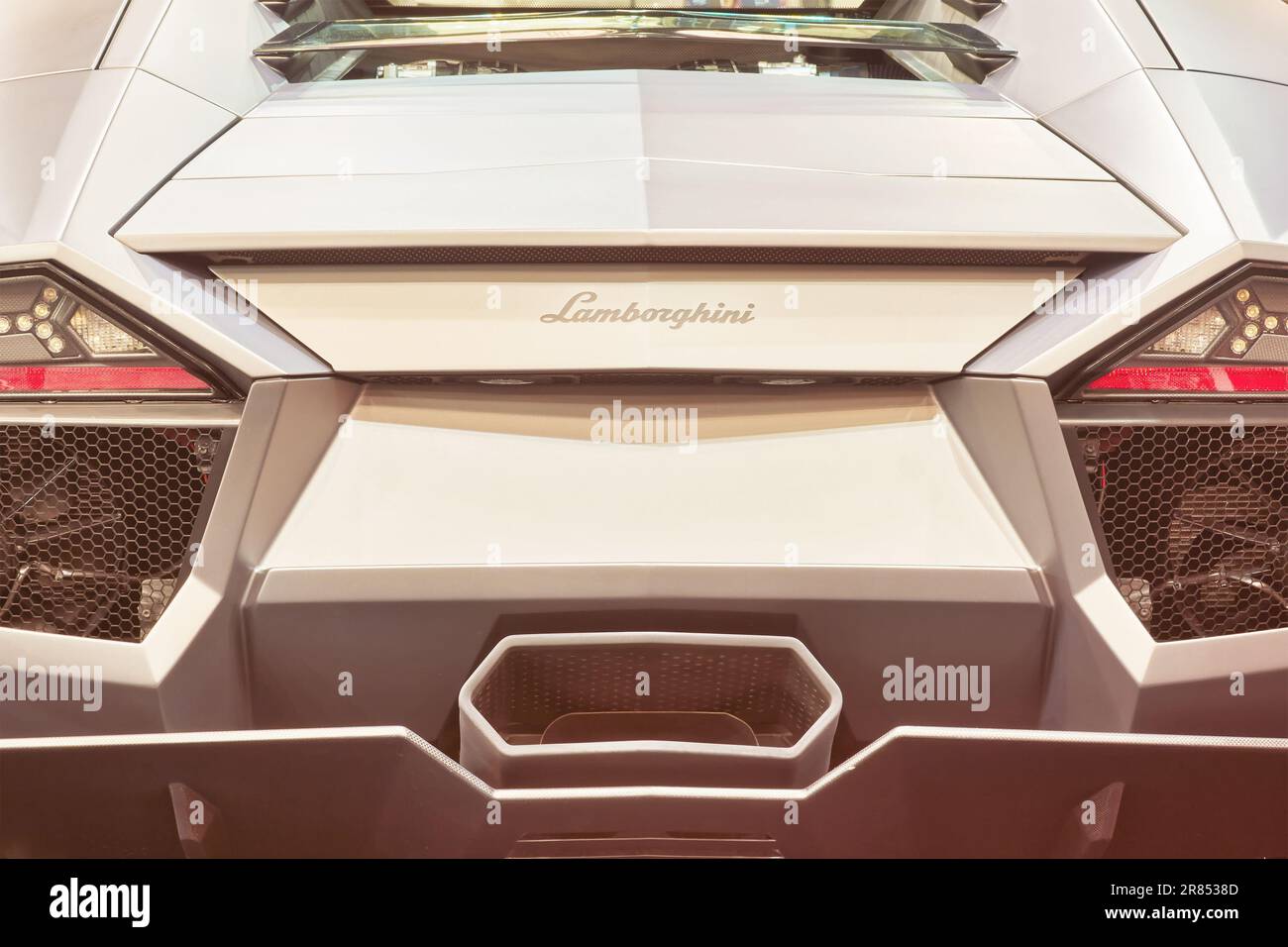 Essen, Germania - 23 marzo 2022: Vista in primo piano posteriore di una vettura sportiva Lamborghini Aventador grigia a Essen, Germania Foto Stock