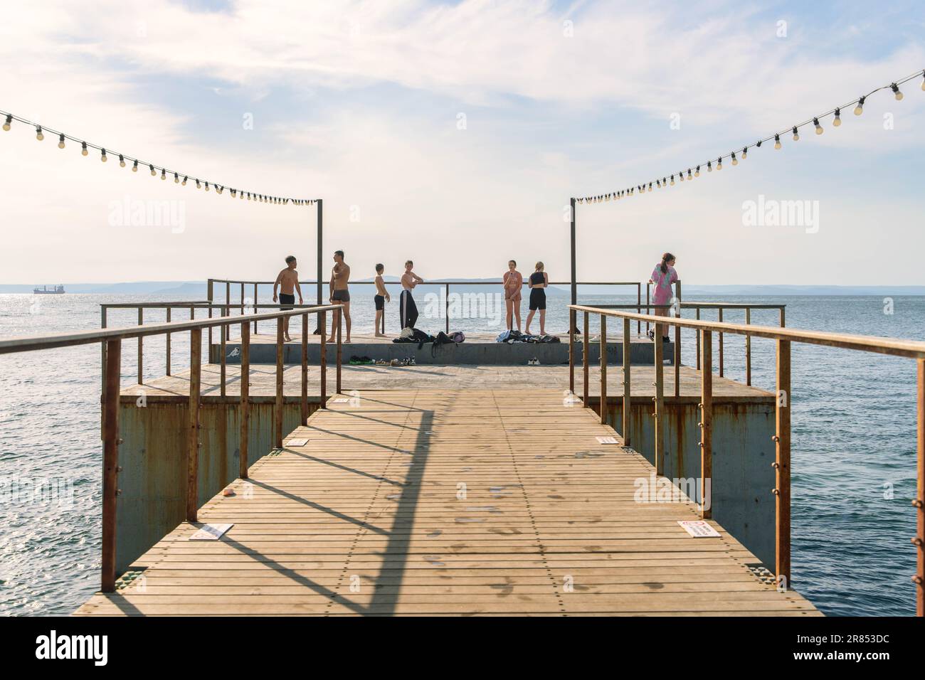 Vladivostok, Russia. 19th giugno, 2023. Gli adolescenti si preparano a fare immersioni da un molo a Vladivostok, Russia, 19 giugno 2023. Credit: Guo Feizhou/Xinhua/Alamy Live News Foto Stock