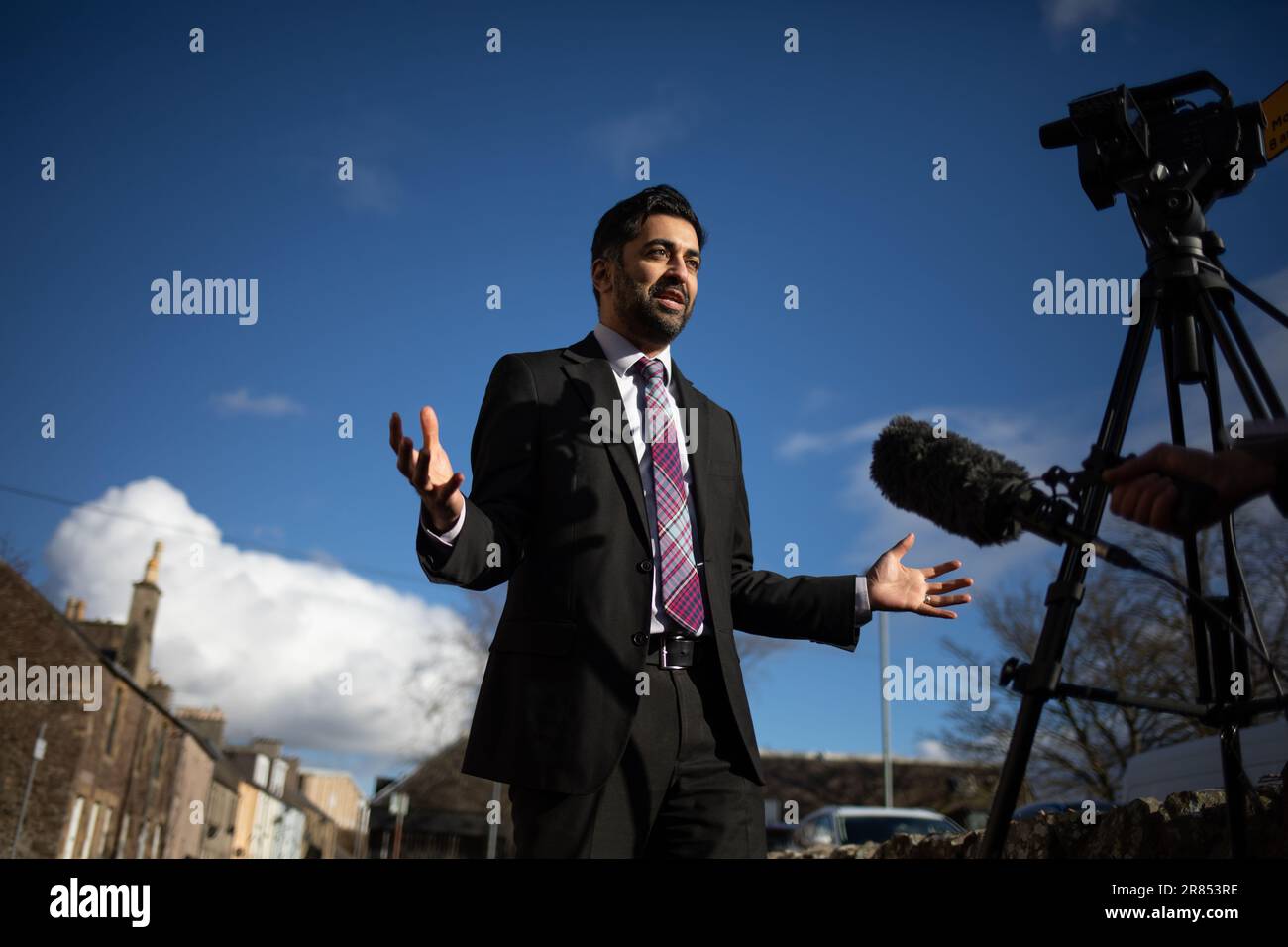 Humza Yousaf, MSP del Partito Nazionale Scozzese (SNP), candidato alla carica di primo Ministro della Scozia, parlando alla Clydesdale Housing Association insieme a Mairi McAllan MSP, a Lanark, in Scozia, il 6 marzo 2023. Foto Stock