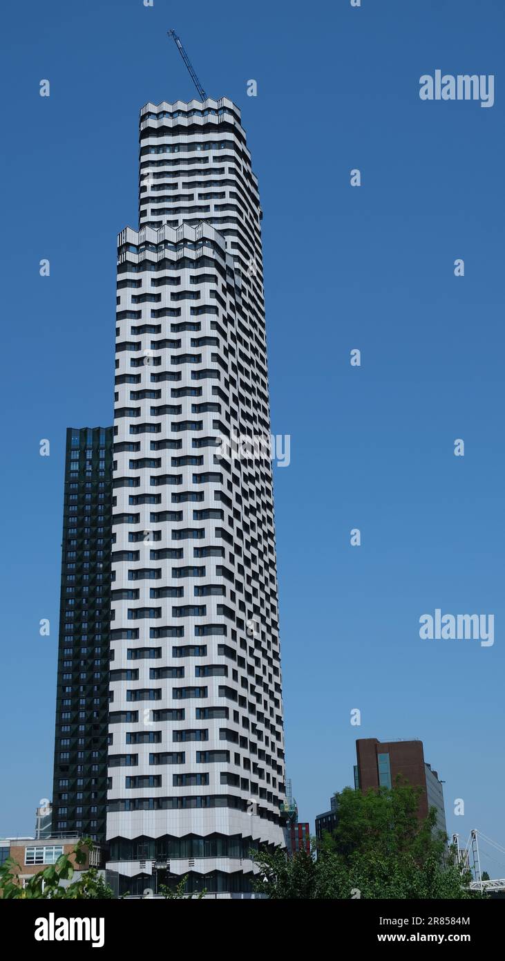 L'edificio modulare più alto d'Europa, a 158 metri e 50 piani, si avvicina al completamento della stazione di East Croydon, South London, England, UK Foto Stock