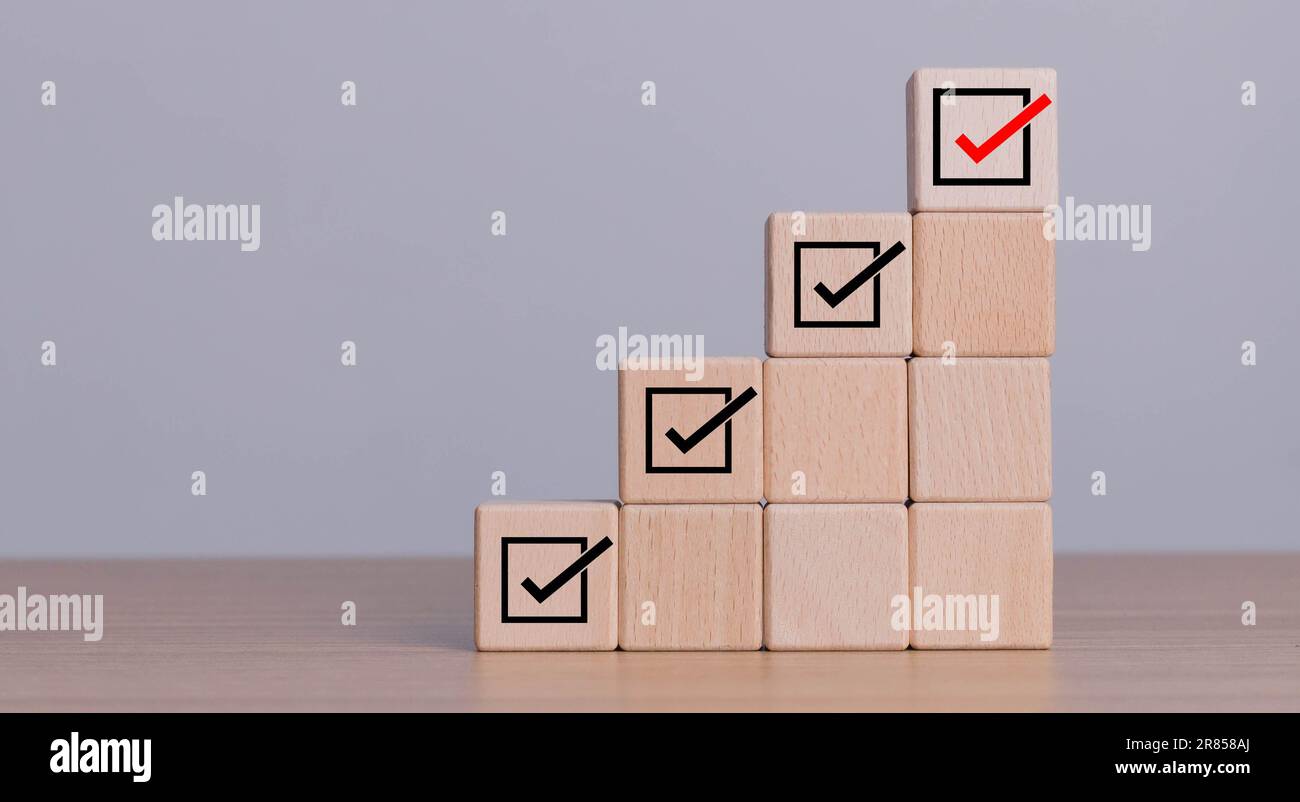 Conformità e normative aziendali. Gestione del controllo qualità, certificazione ISO. Garanzia di qualità del prodotto e del servizio. Verifica e valutazione dell'elenco di controllo Foto Stock