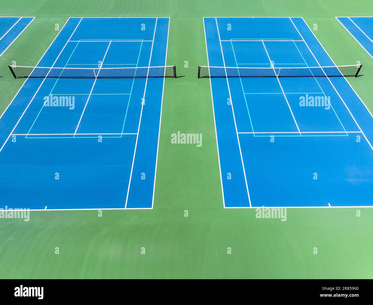 Foto aerea dei campi da tennis blu con linee bianche e linee di pickleball blu chiaro Foto Stock