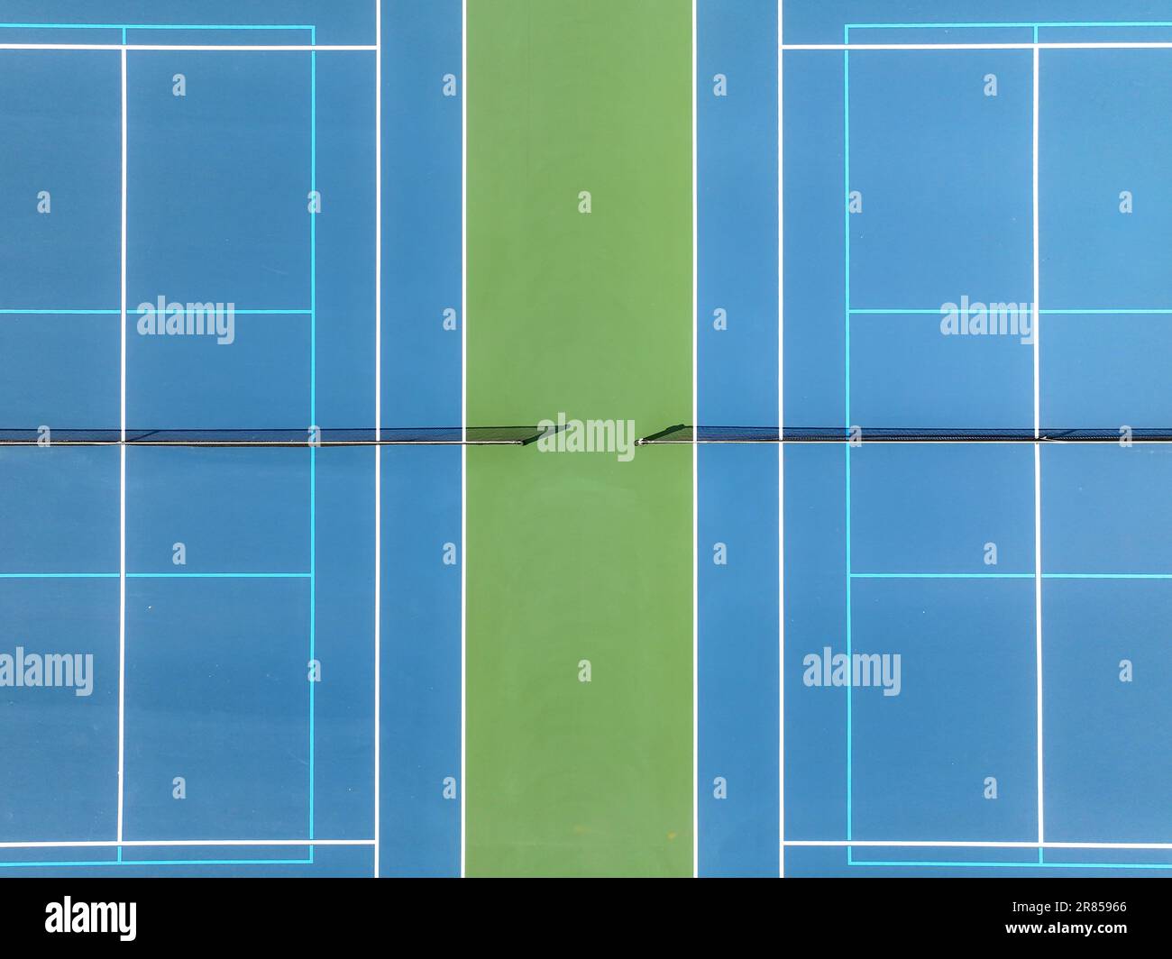 Foto aerea dei campi da tennis blu con linee bianche e linee di pickleball blu chiaro Foto Stock