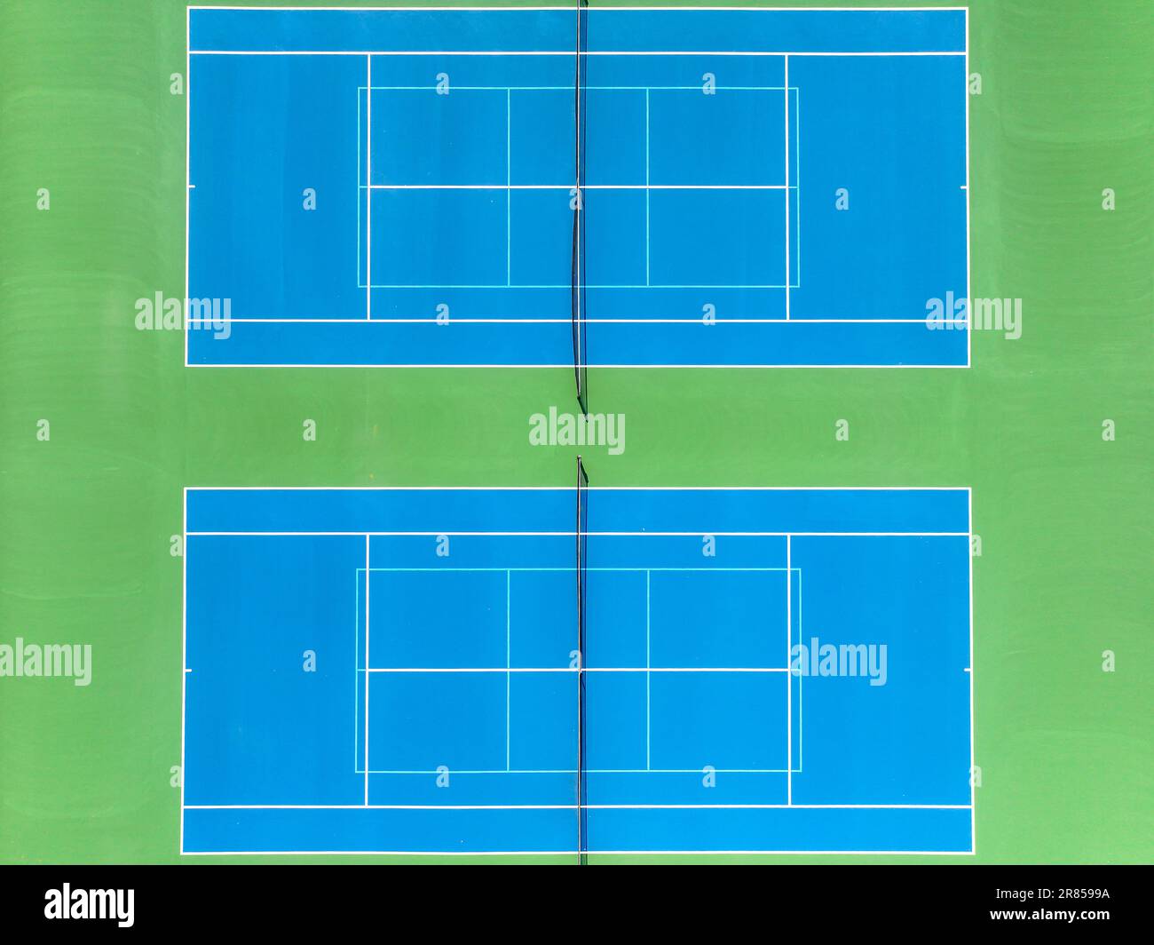 Foto aerea dei campi da tennis blu con linee bianche e linee di pickleball blu chiaro Foto Stock