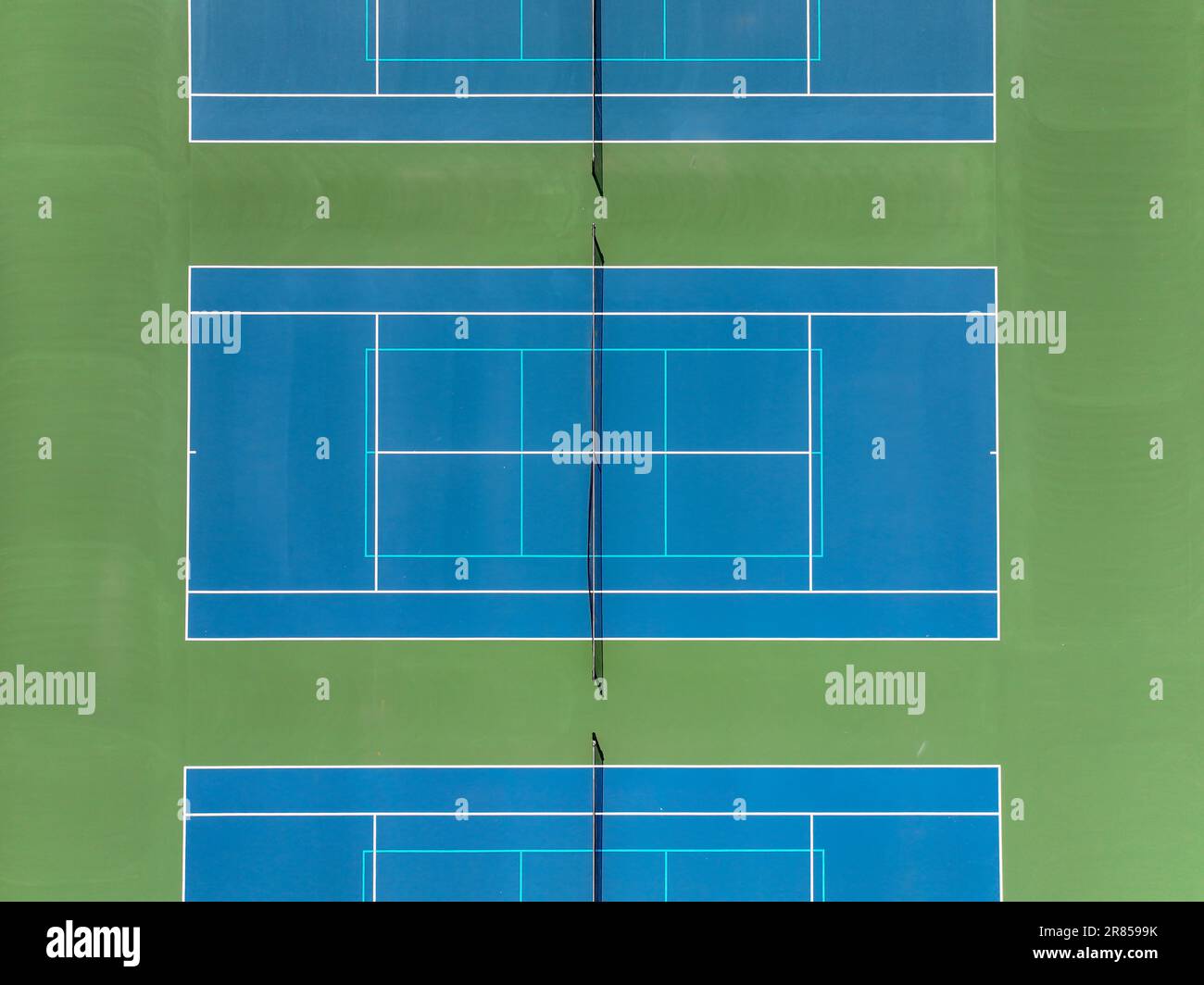 Foto aerea dei campi da tennis blu con linee bianche e linee di pickleball blu chiaro Foto Stock