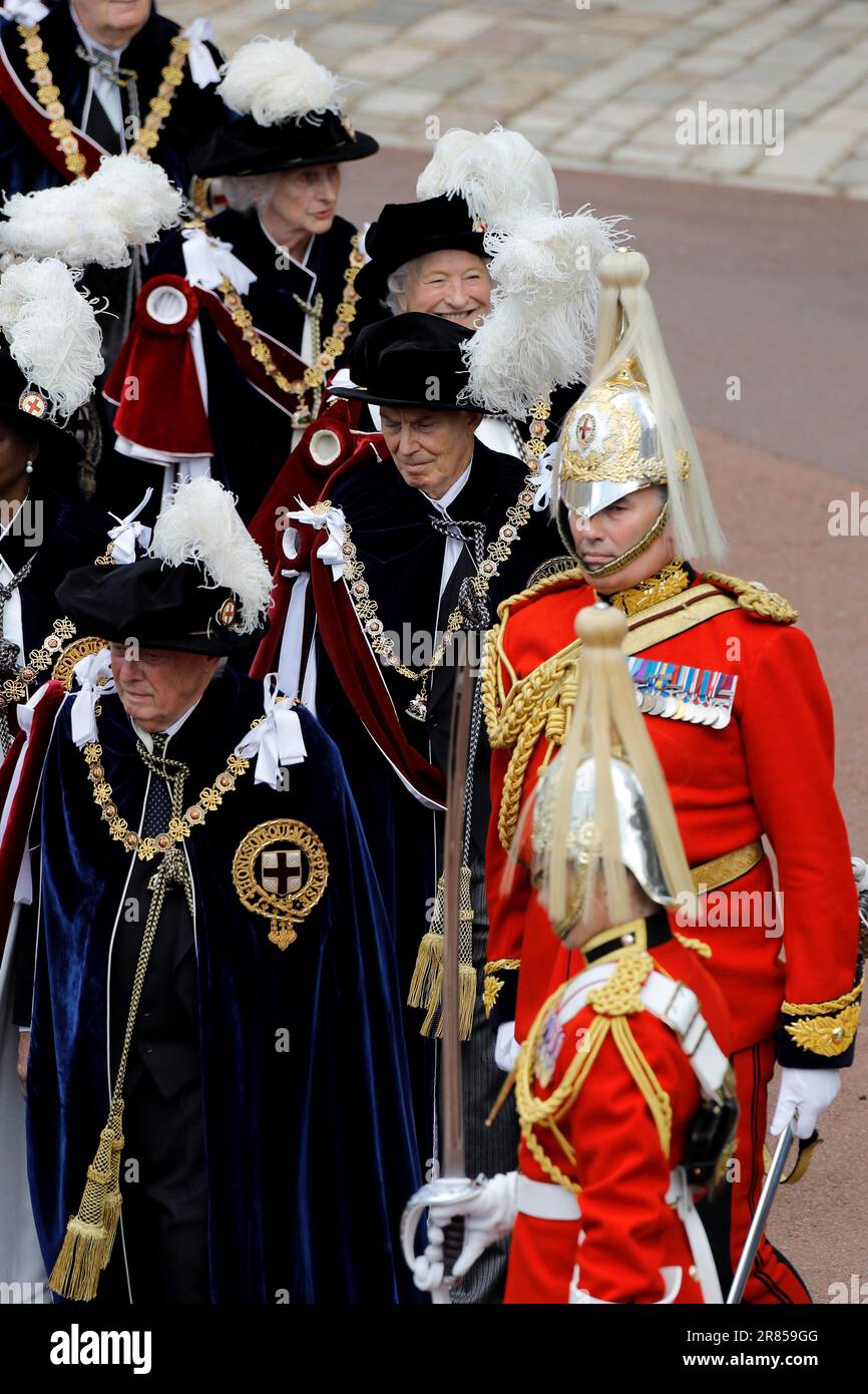 L'ex primo ministro Tony Blair (centro) arriva per assistere all'Ordine annuale del Garter Service alla St George's Chapel, al Castello di Windsor, Berkshire. Data immagine: Lunedì 19 giugno 2023. Foto Stock