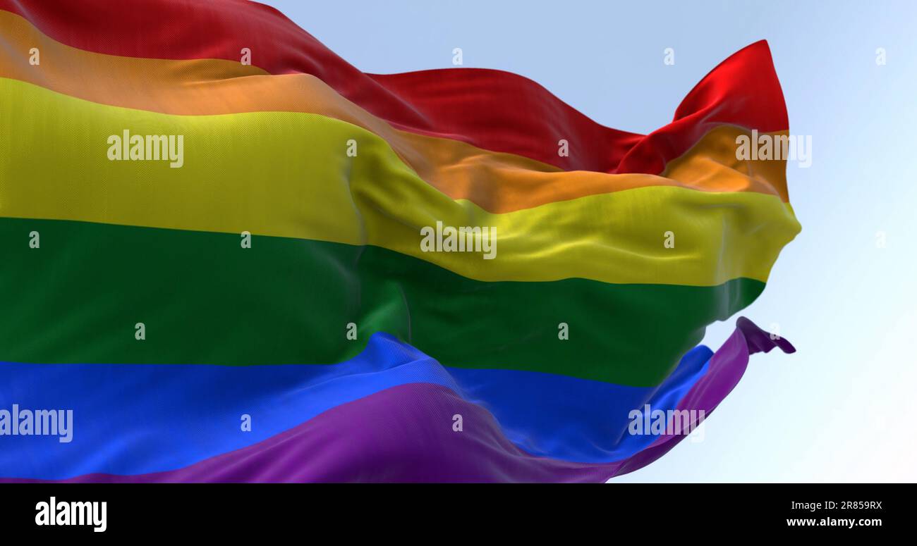 Bandiera arcobaleno che sventola in una giornata limpida. Bandiera multicolore con strisce nei colori dell'arcobaleno, spesso usata come simbolo dell'orgoglio LGBT. illustrazione 3d Foto Stock