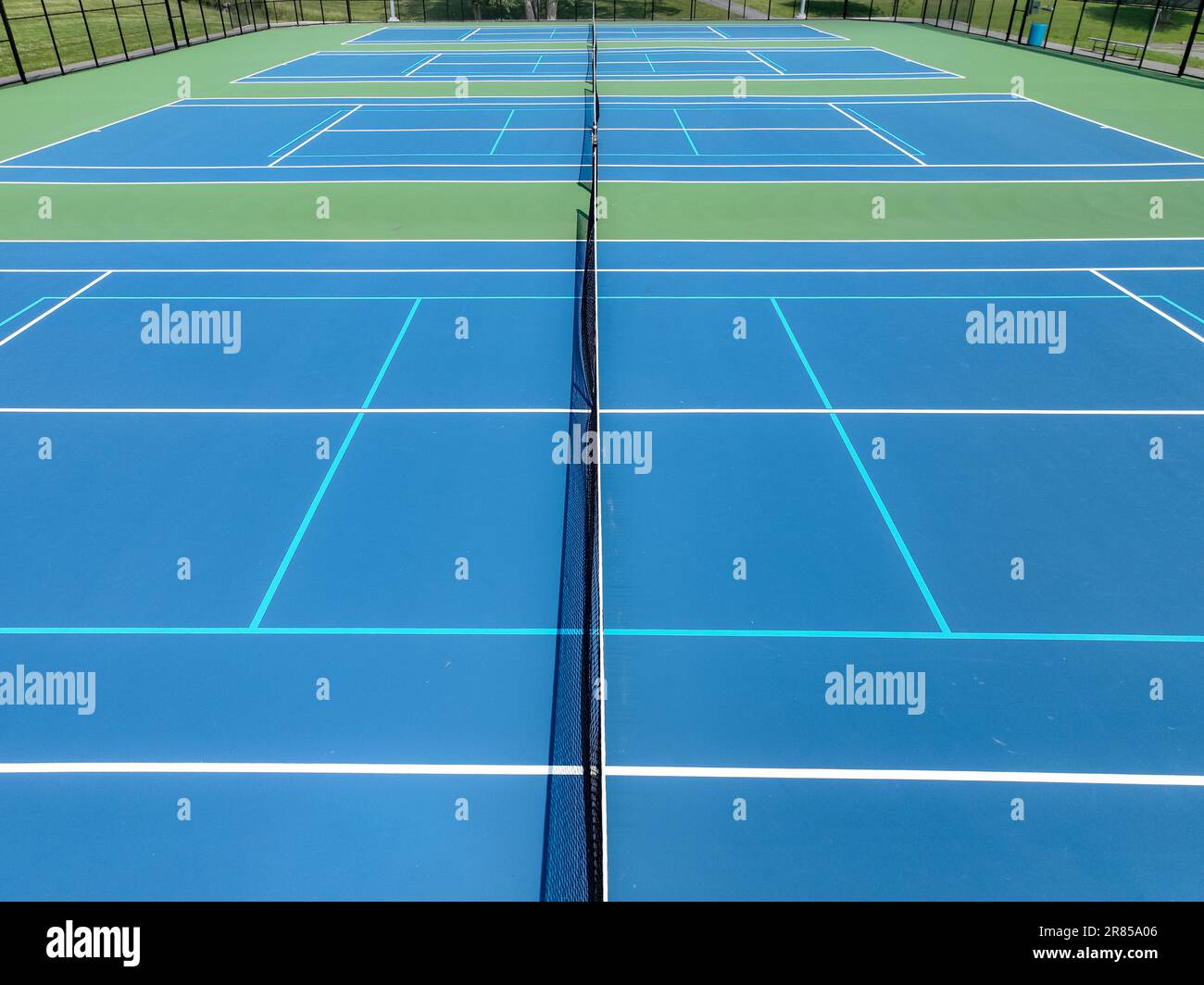 Foto aerea dei campi da tennis blu con linee bianche e linee di pickleball blu chiaro Foto Stock