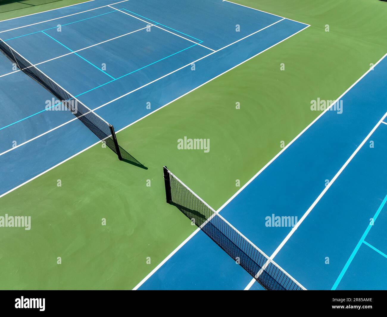 Foto aerea dei campi da tennis blu con linee bianche e linee di pickleball blu chiaro Foto Stock