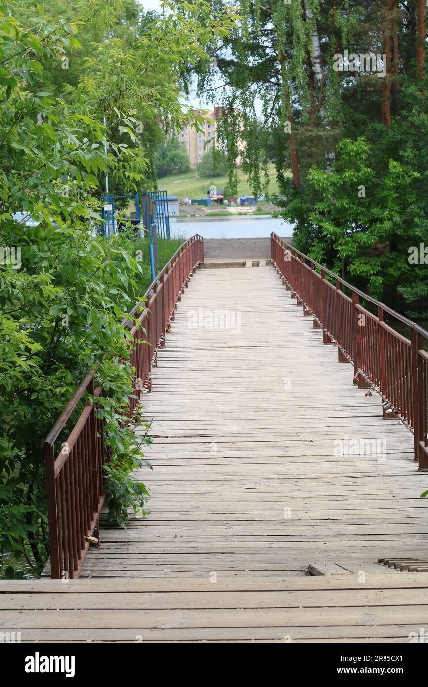 foto ponte di legno attraverso il fiume, foto verticale Foto Stock