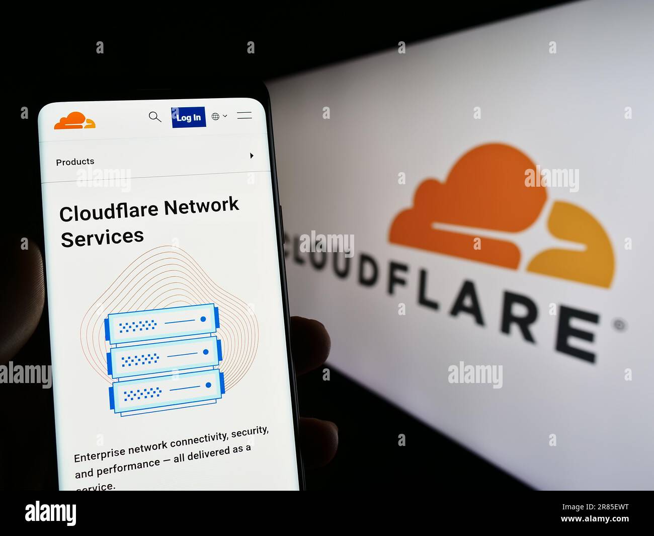 Persona che tiene il cellulare con la pagina web della società ICT US Cloudflare Inc. Sullo schermo di fronte al logo aziendale. Messa a fuoco al centro del display del telefono. Foto Stock