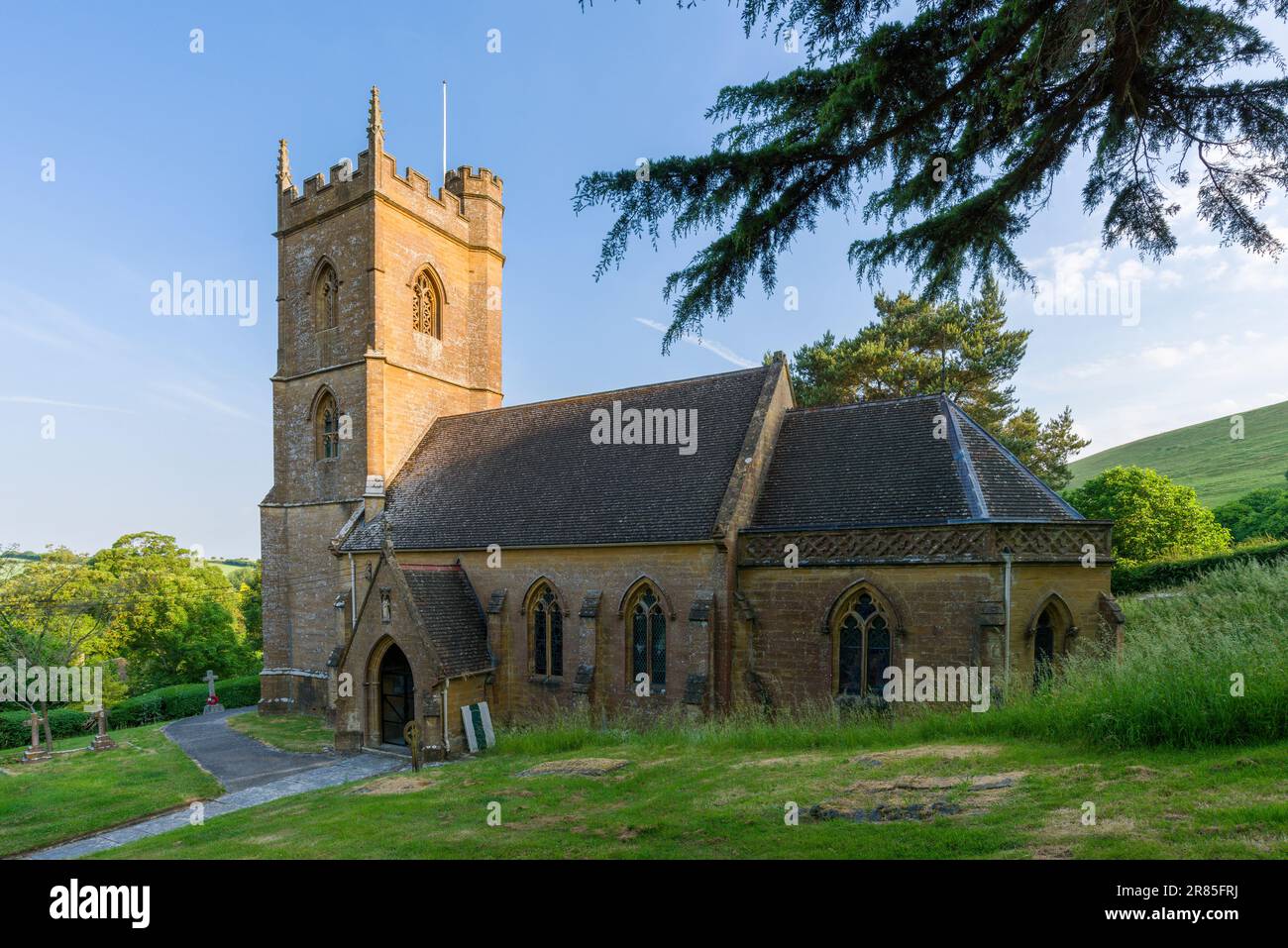 La chiesa parrocchiale del 19th ° secolo di Sant'Andrea nel villaggio di Corton Denham, Somerset, Inghilterra. Foto Stock