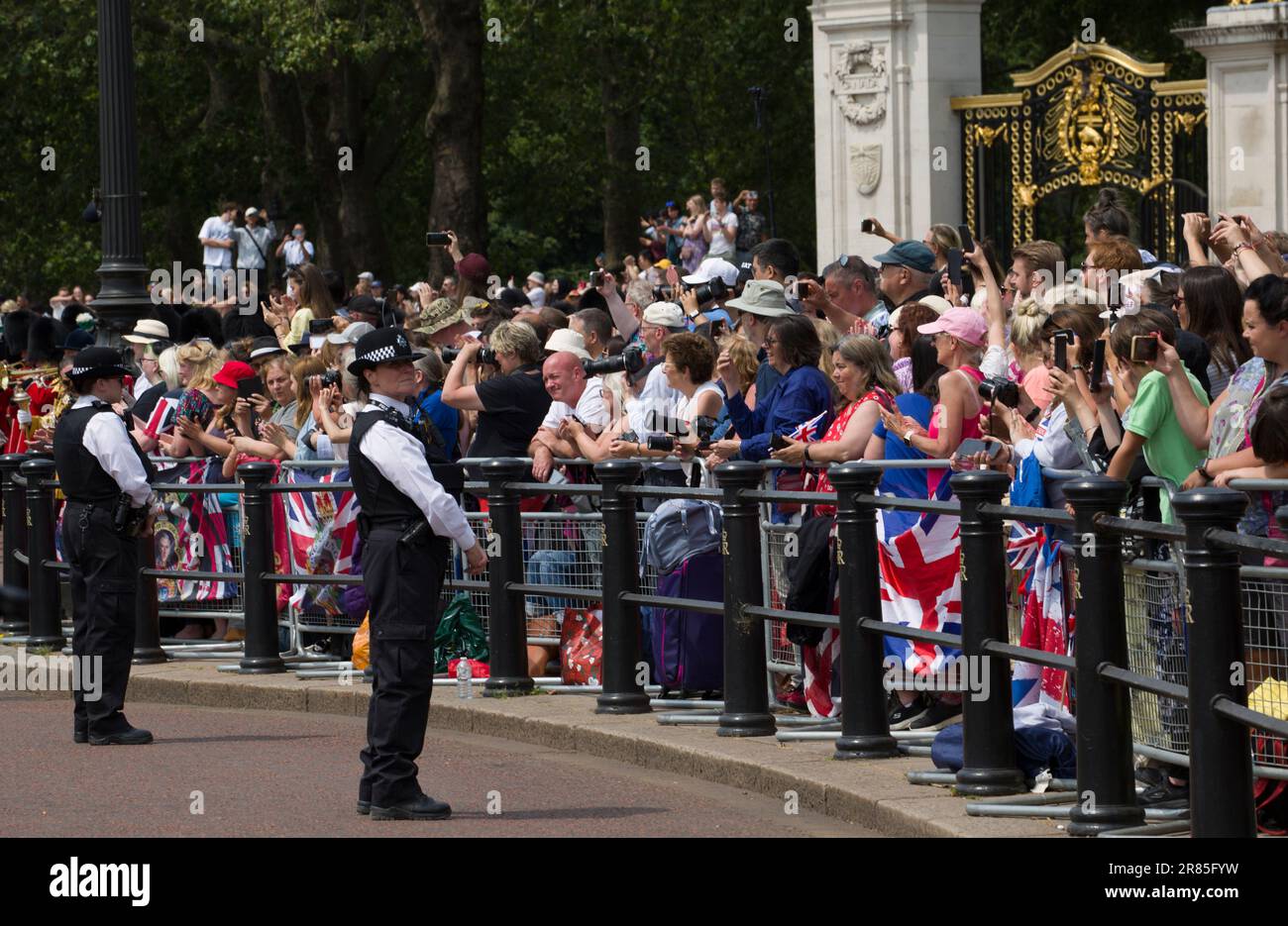 La folla che guarda Trooping the Colour Color 2023 Foto Stock