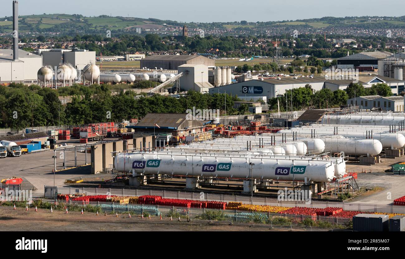 Belfast, Irlanda del Nord, Regno Unito. Giugno 2023. Serbatoi di stoccaggio di gas di petrolio liquido e centro di distribuzione vicino al porto di Belfast. Foto Stock