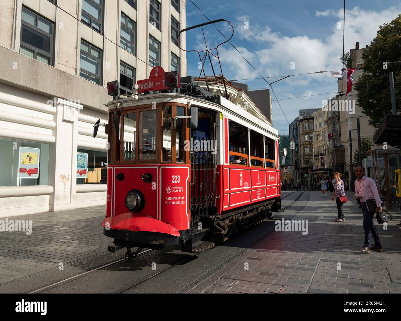 Beyoglu, Istanbul, Turchia. 12 settembre 2019. Via Taksim istiklal. Turisti che scattano foto con un tram nostalgico. Destinazioni di viaggio a Istanbul. Foto Stock