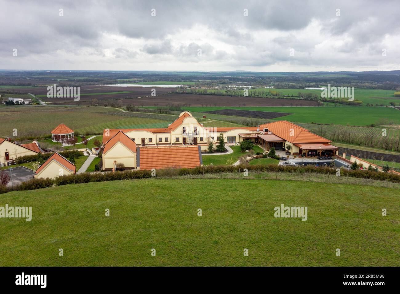 ZAJECI, REPUBBLICA CECA - 15 APRILE 2023: Cantina di lusso Vinarstvi u Kaplicky a Zajeci, nella Moravia meridionale Foto Stock