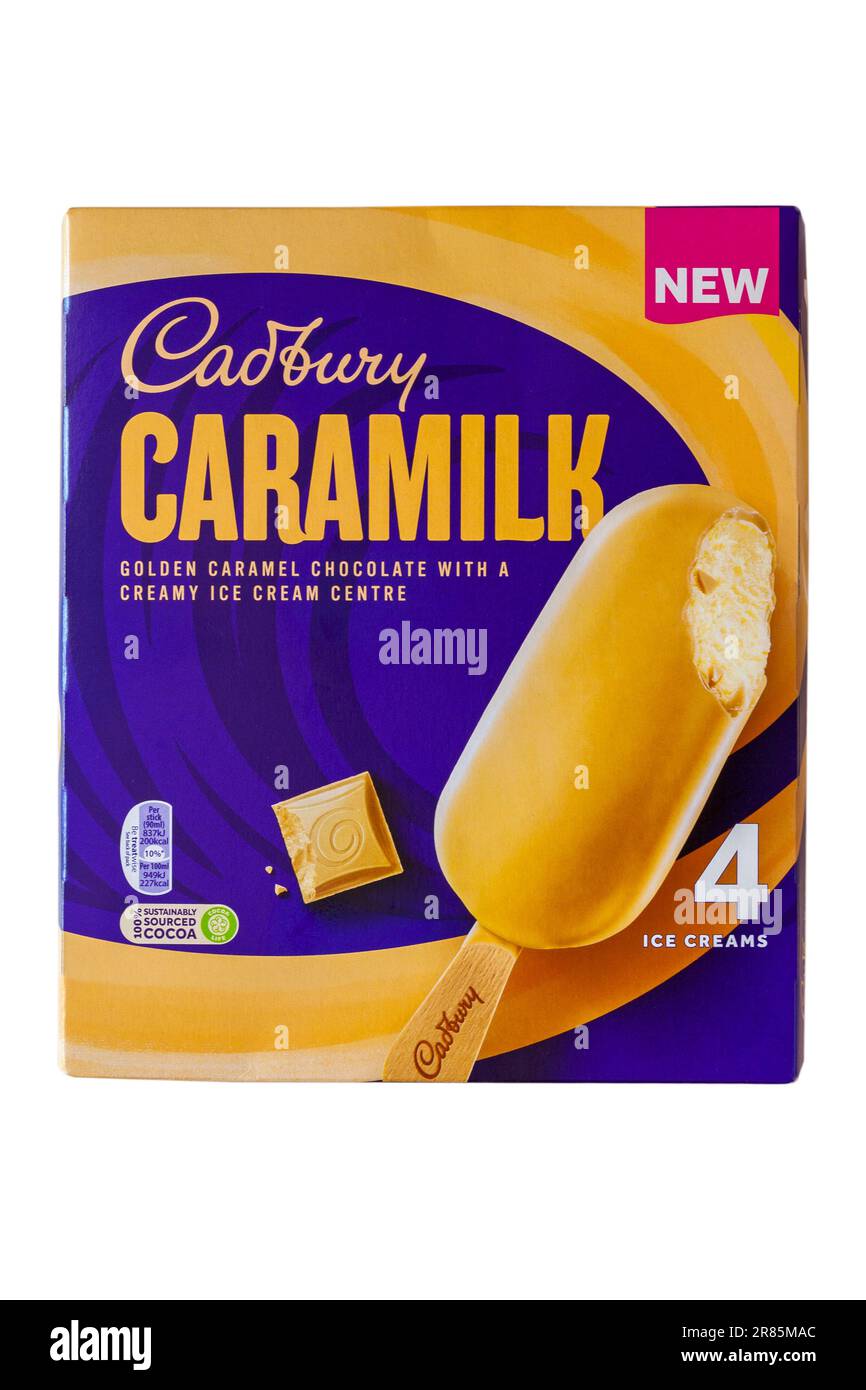 Scatola di gelati Cadbury Caramilk gelato gelato gelato gelato gelato gelato gelato gelato isolato su sfondo bianco - cioccolato al caramello dorato con un centro cremoso gelato Foto Stock