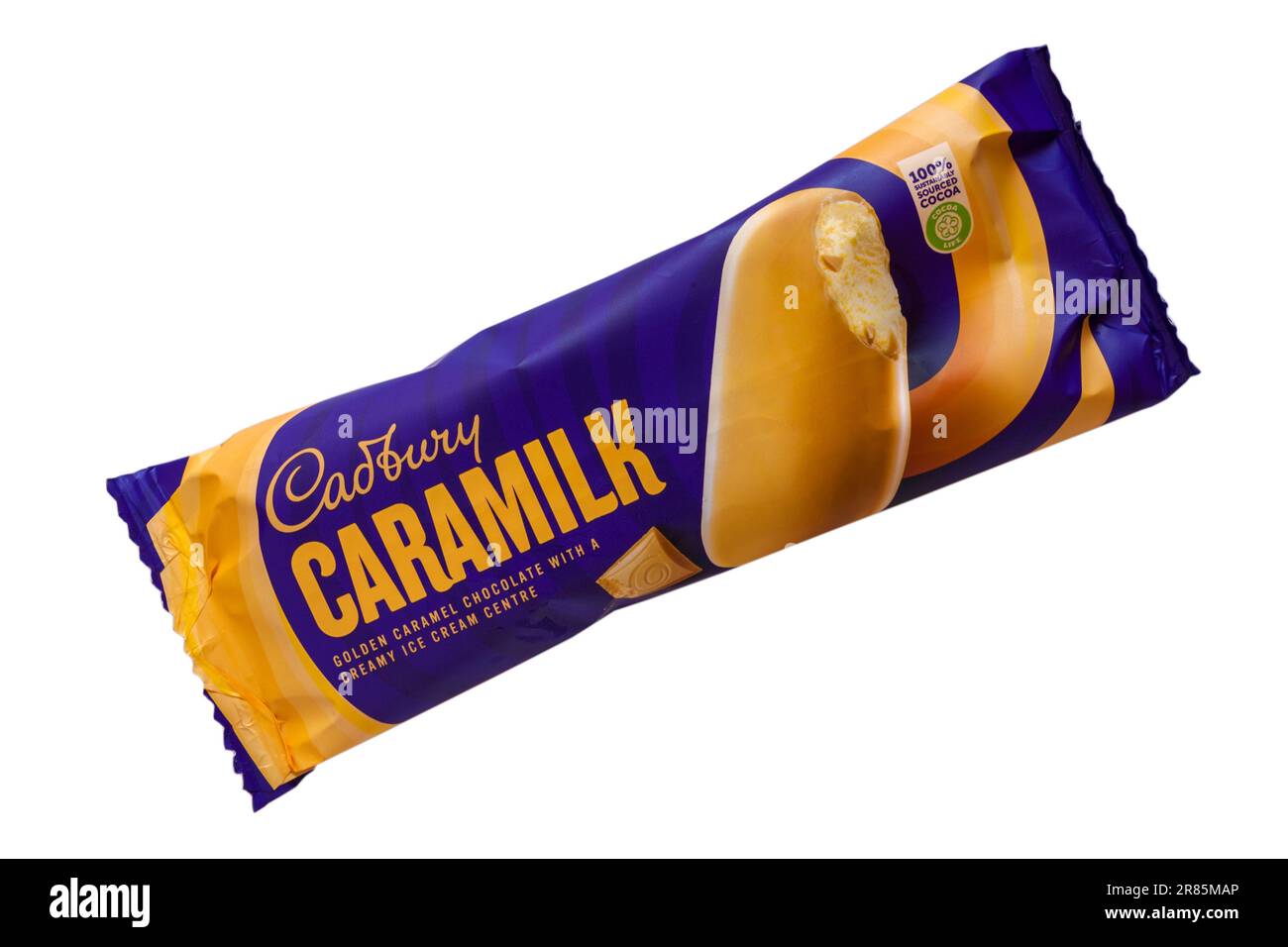 Gelato alla crema Cadbury Caramilk isolato su fondo bianco - cioccolato al caramello dorato con un centro gelato cremoso Foto Stock